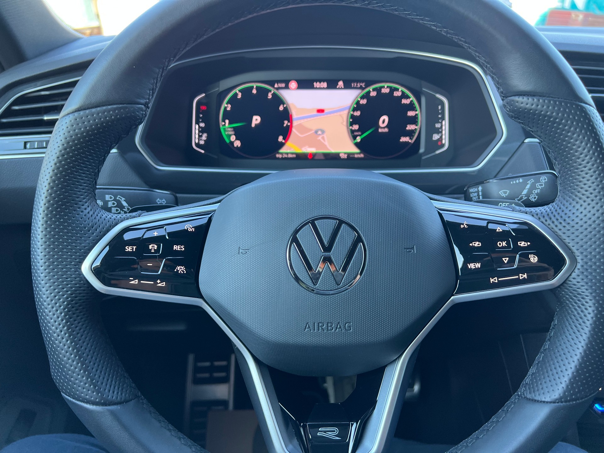 VW Tiguan 2.0TSI R-Line 4x4 DSG *** Black Style * PS 245 * Anhängerkupplung 2500 kg. * 8 fachbereift * frisch ab MFK ***-image-19