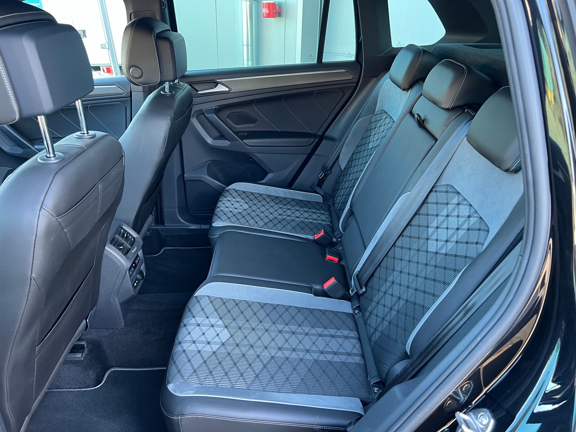 VW Tiguan 2.0TSI R-Line 4x4 DSG *** Black Style * PS 245 * Anhängerkupplung 2500 kg. * 8 fachbereift * frisch ab MFK ***-image-11