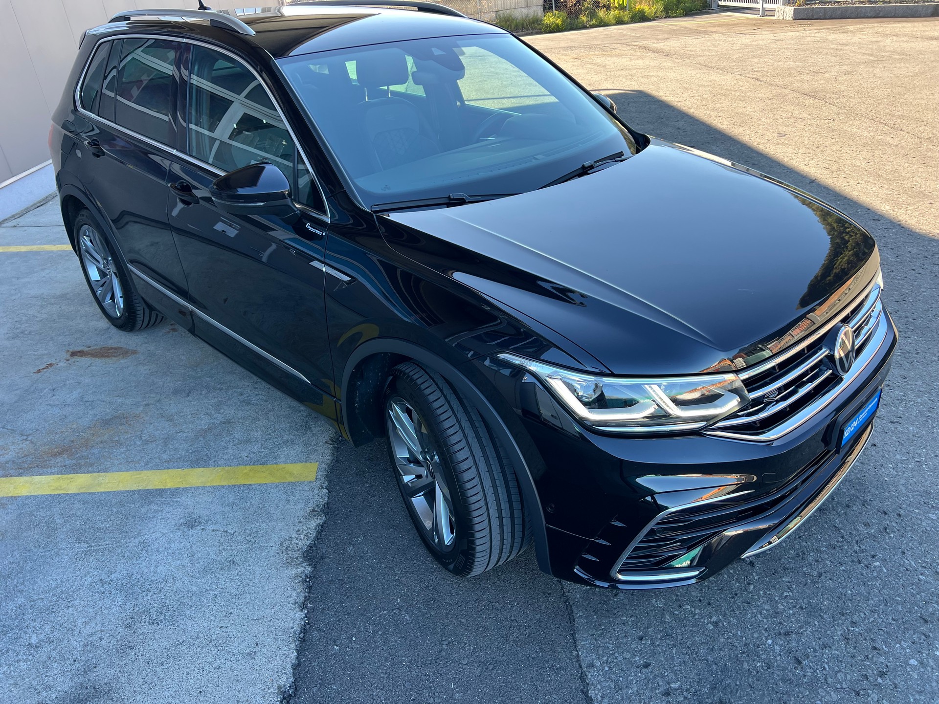 VW Tiguan 2.0TSI R-Line 4x4 DSG *** Black Style * PS 245 * Anhängerkupplung 2500 kg. * 8 fachbereift * frisch ab MFK ***-image-5