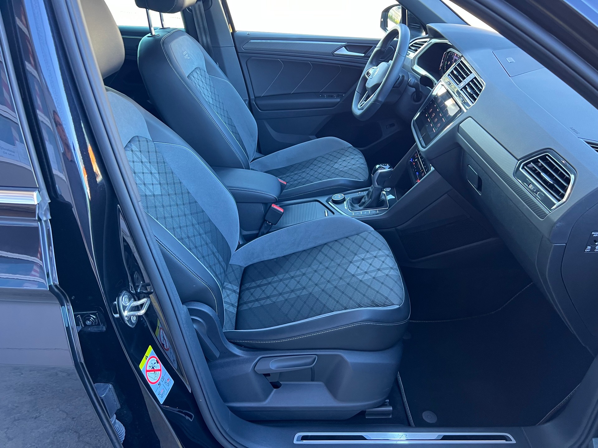 VW Tiguan 2.0TSI R-Line 4x4 DSG *** Black Style * PS 245 * Anhängerkupplung 2500 kg. * 8 fachbereift * frisch ab MFK ***-image-17