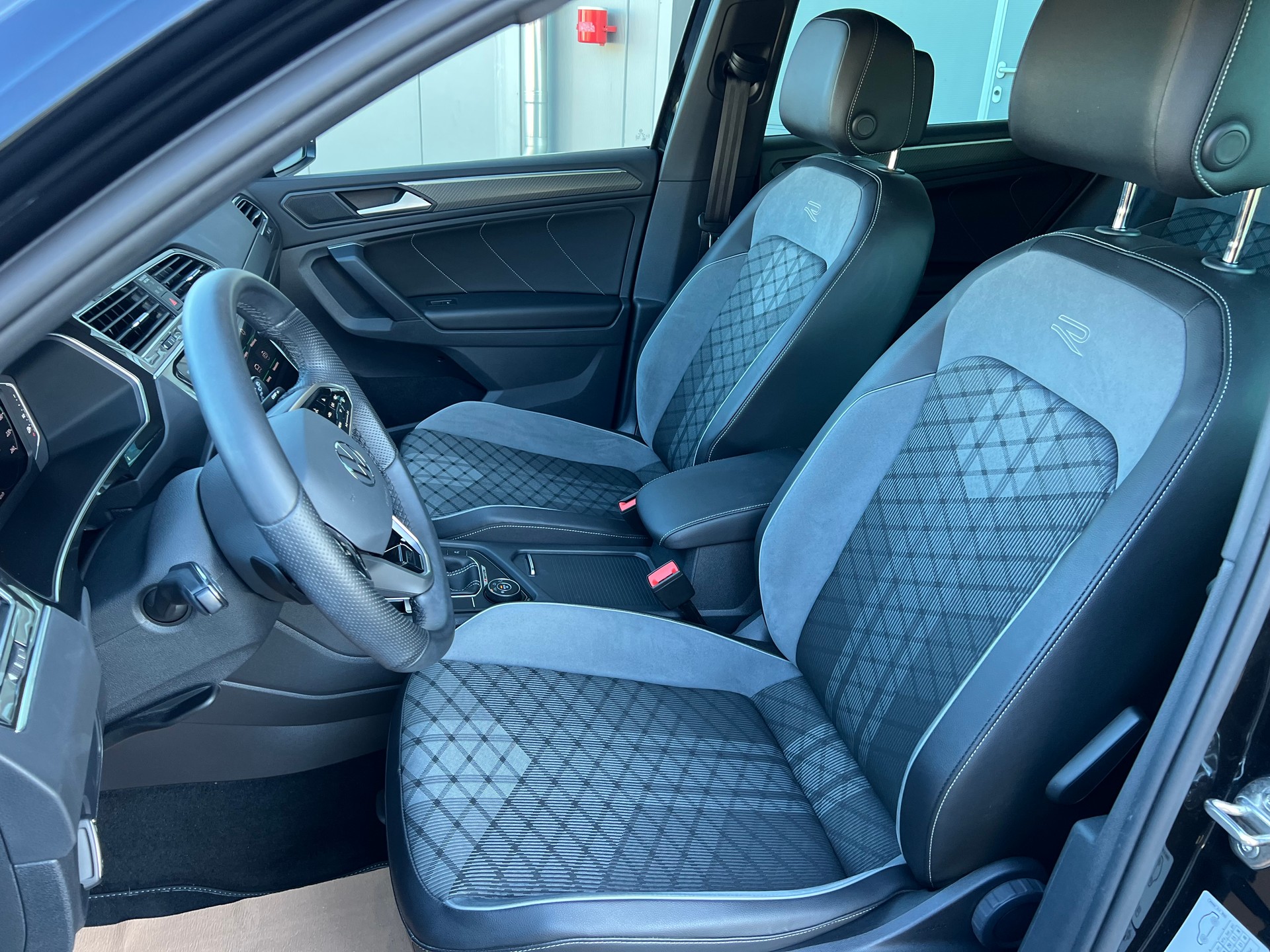 VW Tiguan 2.0TSI R-Line 4x4 DSG *** Black Style * PS 245 * Anhängerkupplung 2500 kg. * 8 fachbereift * frisch ab MFK ***-image-13