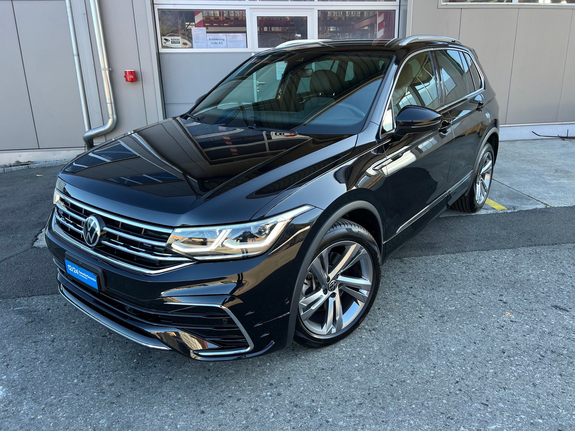 VW Tiguan 2.0TSI R-Line 4x4 DSG *** Black Style * PS 245 * Anhängerkupplung 2500 kg. * 8 fachbereift * frisch ab MFK ***-image-6