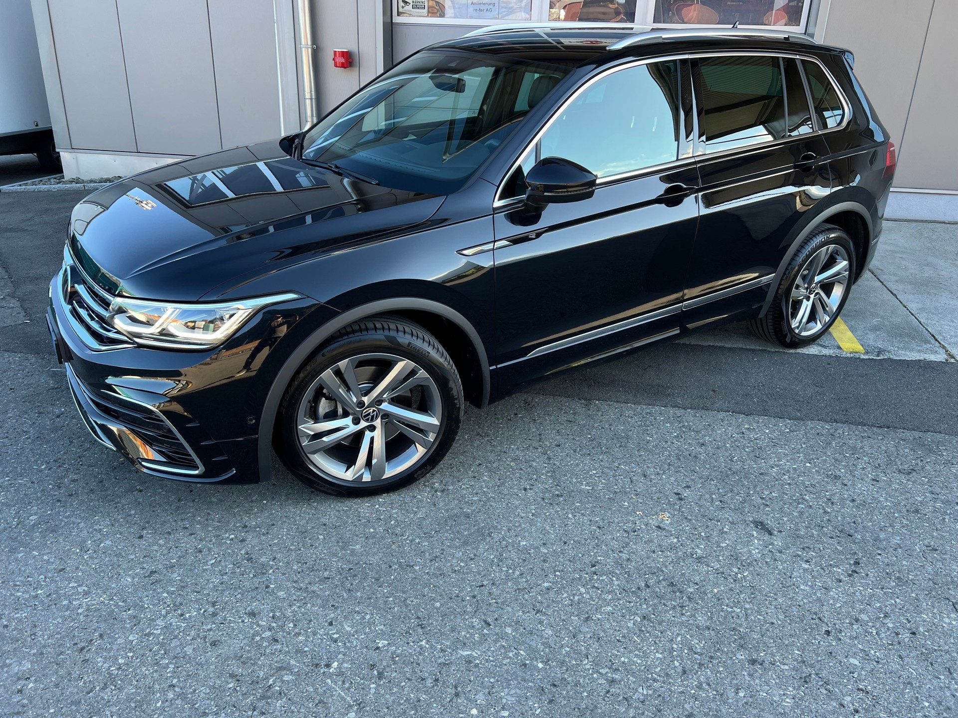 VW Tiguan 2.0TSI R-Line 4x4 DSG *** Black Style * PS 245 * Anhängerkupplung 2500 kg. * 8 fachbereift * frisch ab MFK ***-image-2