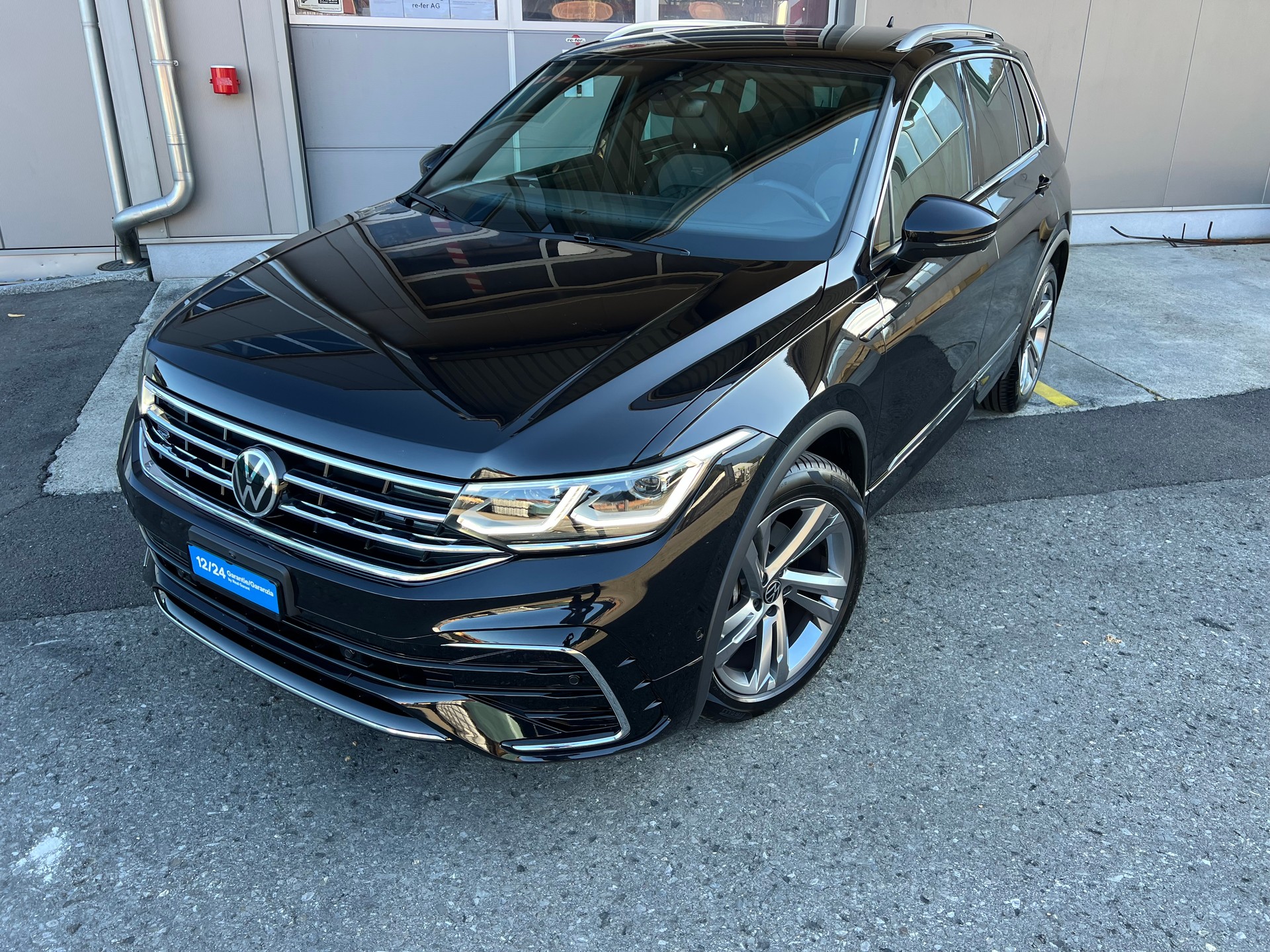 VW Tiguan 2.0TSI R-Line 4x4 DSG *** Black Style * PS 245 * Anhängerkupplung 2500 kg. * 8 fachbereift * frisch ab MFK ***-image-1