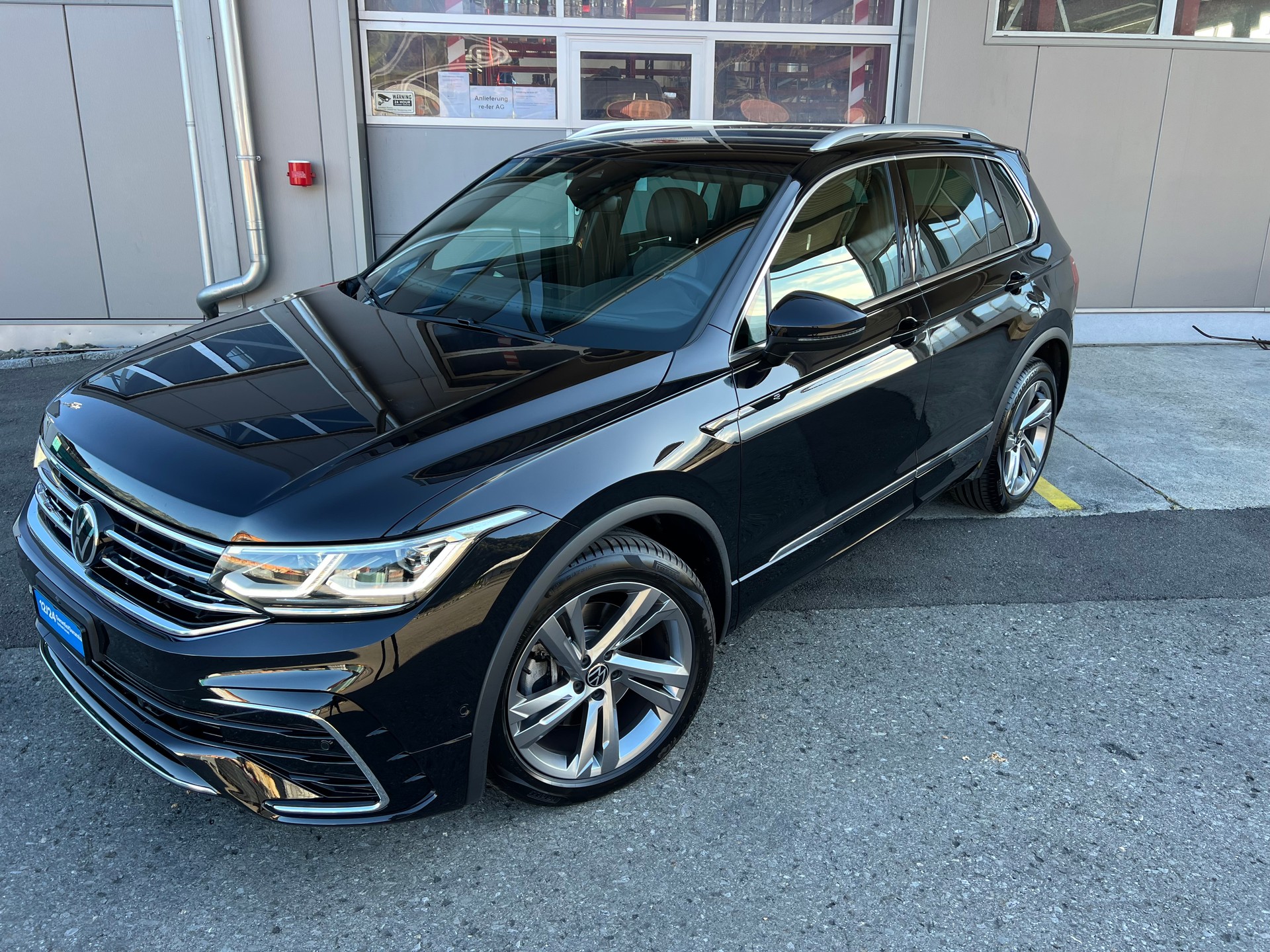 VW Tiguan 2.0TSI R-Line 4x4 DSG *** Black Style * PS 245 * Anhängerkupplung 2500 kg. * 8 fachbereift * frisch ab MFK ***-image-0