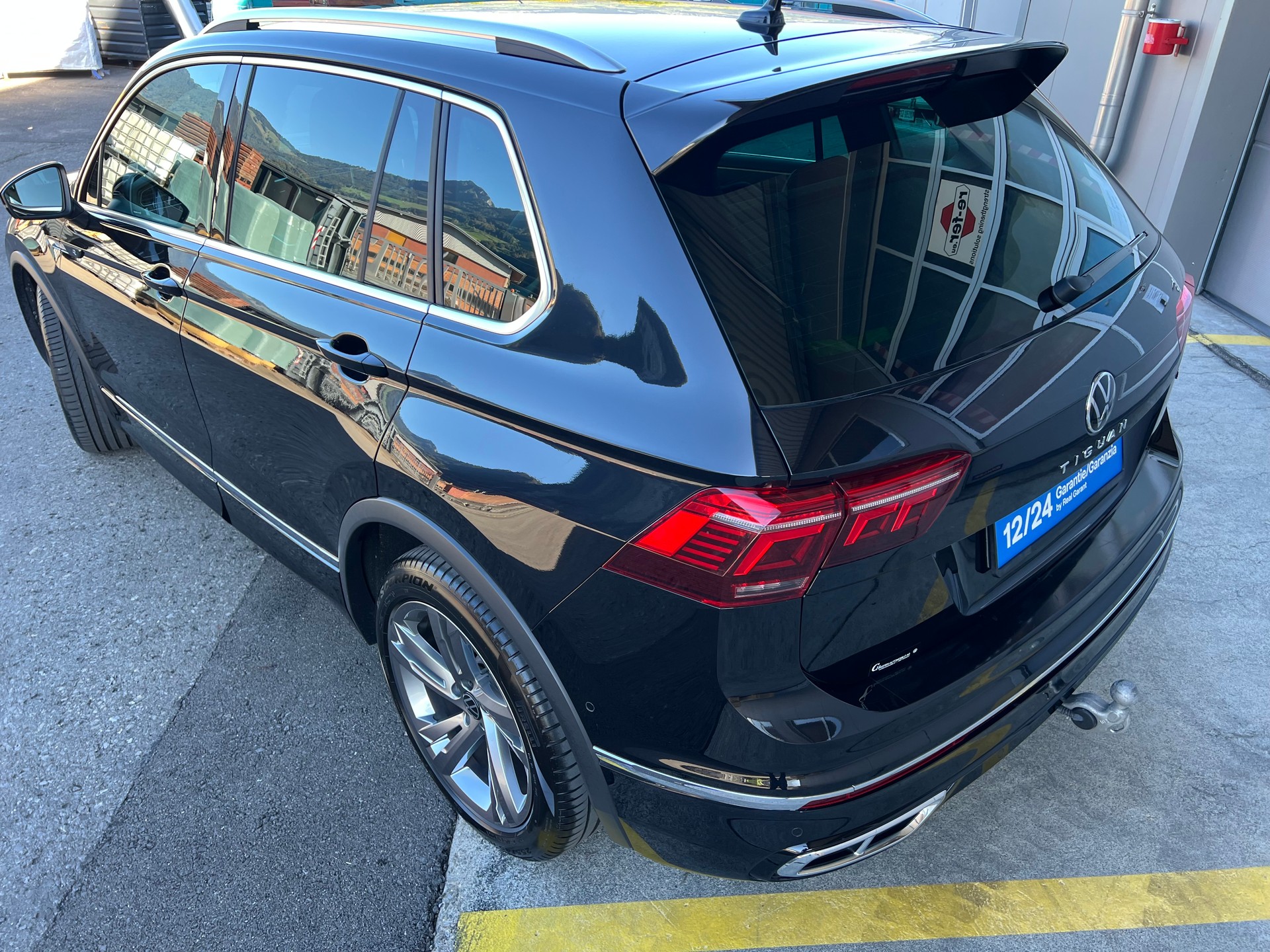 VW Tiguan 2.0TSI R-Line 4x4 DSG *** Black Style * PS 245 * Anhängerkupplung 2500 kg. * 8 fachbereift * frisch ab MFK ***-image-3