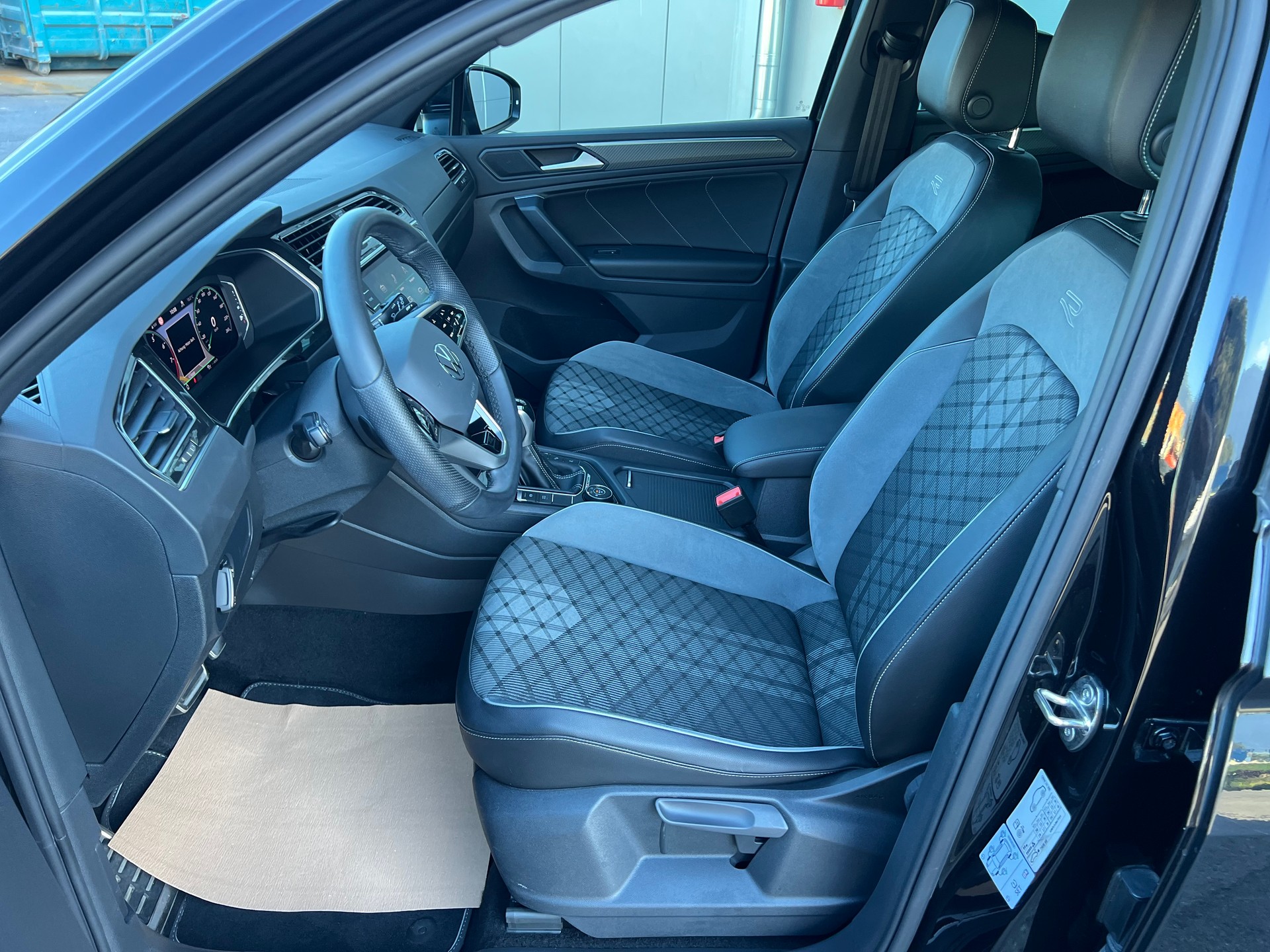 VW Tiguan 2.0TSI R-Line 4x4 DSG *** Black Style * PS 245 * Anhängerkupplung 2500 kg. * 8 fachbereift * frisch ab MFK ***-image-14