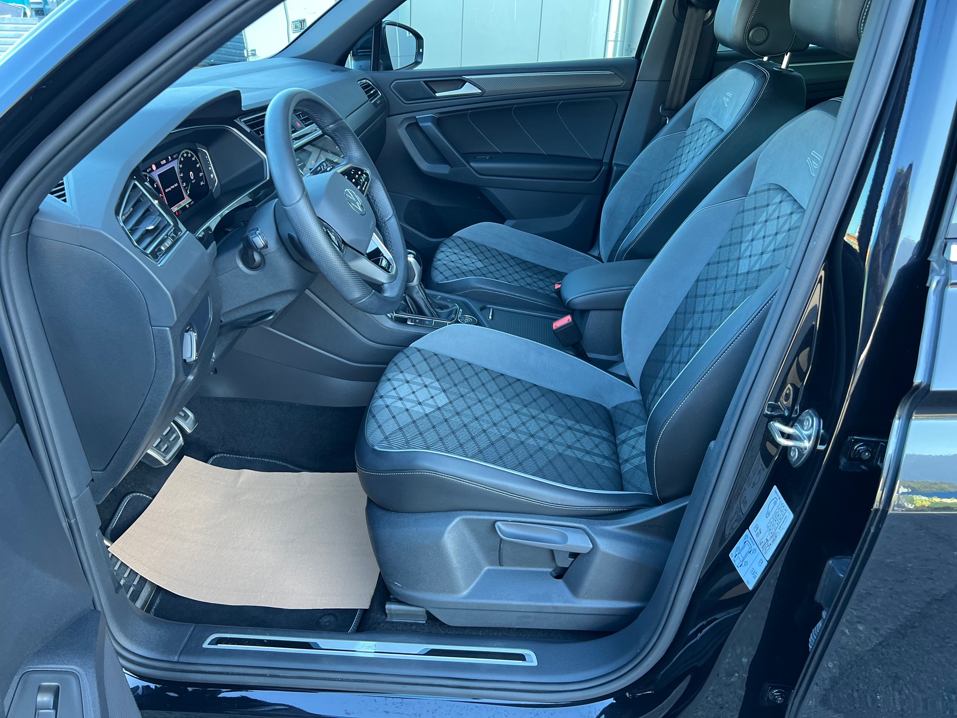 VW Tiguan 2.0TSI R-Line 4x4 DSG *** Black Style * PS 245 * Anhängerkupplung 2500 kg. * 8 fachbereift * frisch ab MFK ***-image-16