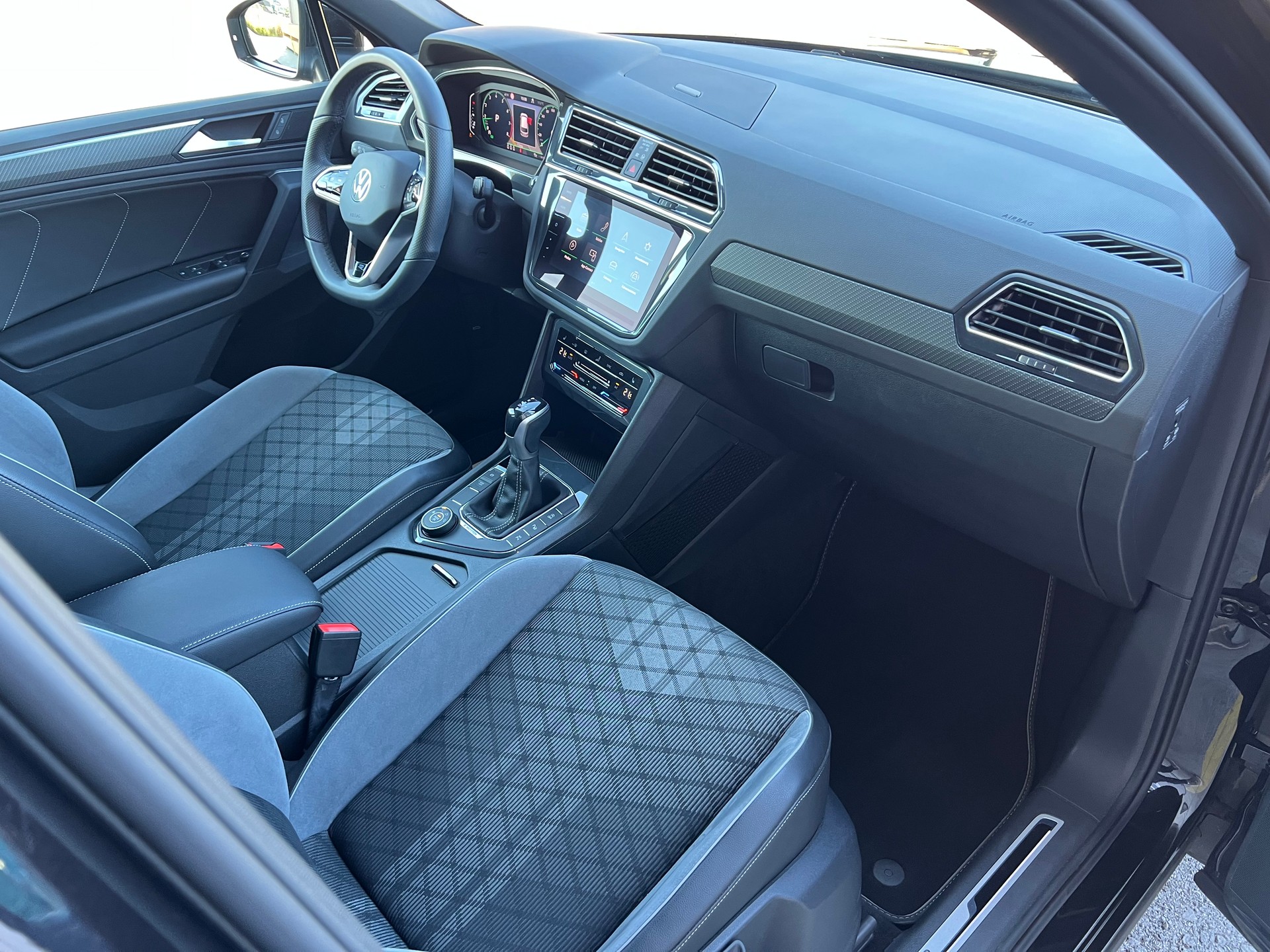 VW Tiguan 2.0TSI R-Line 4x4 DSG *** Black Style * PS 245 * Anhängerkupplung 2500 kg. * 8 fachbereift * frisch ab MFK ***-image-20
