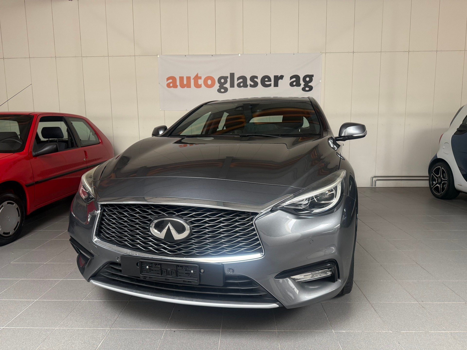 INFINITI Q30 2.2d Premium AWD DCT-image-0