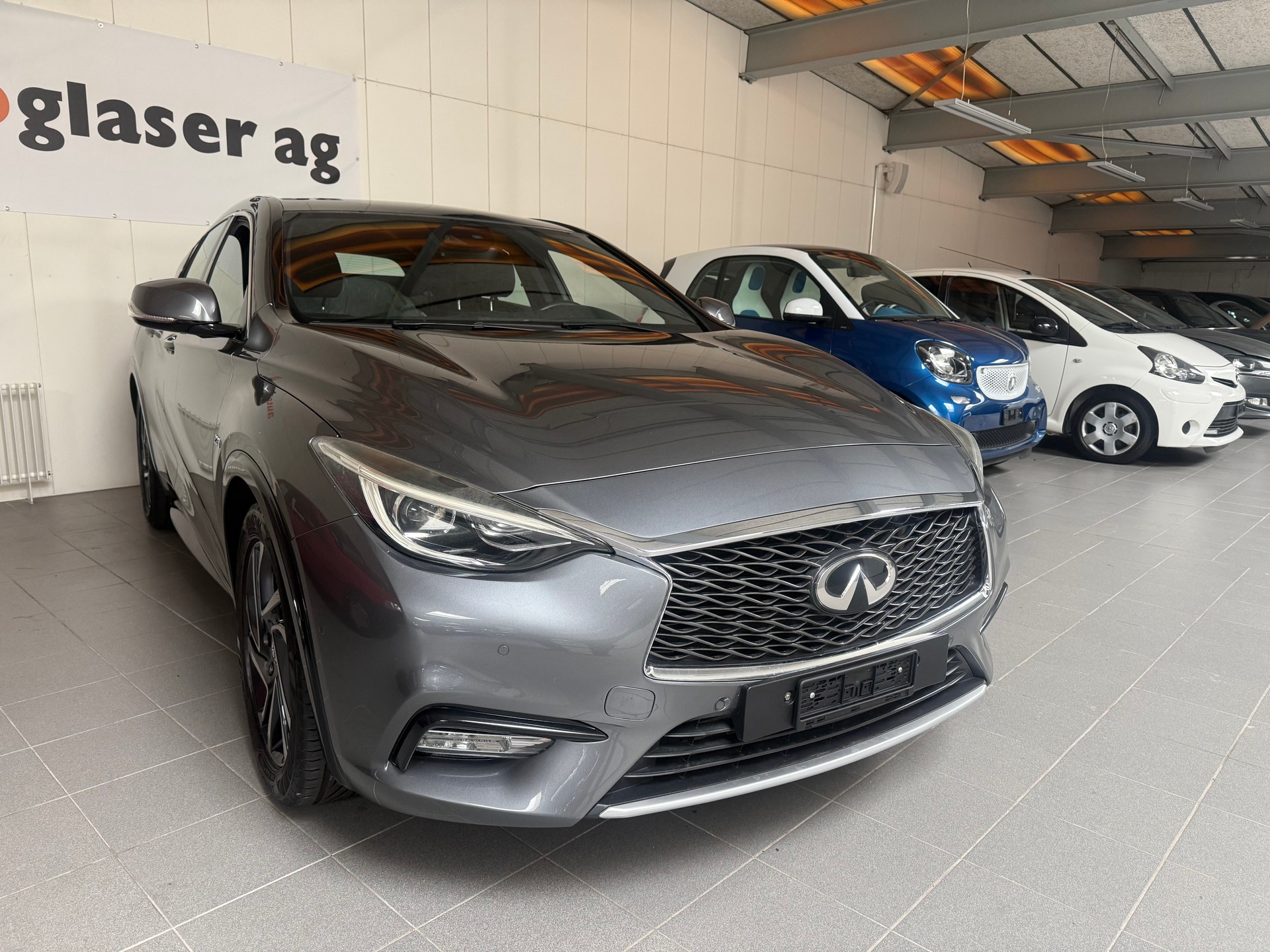 INFINITI Q30 2.2d Premium AWD DCT-image-3