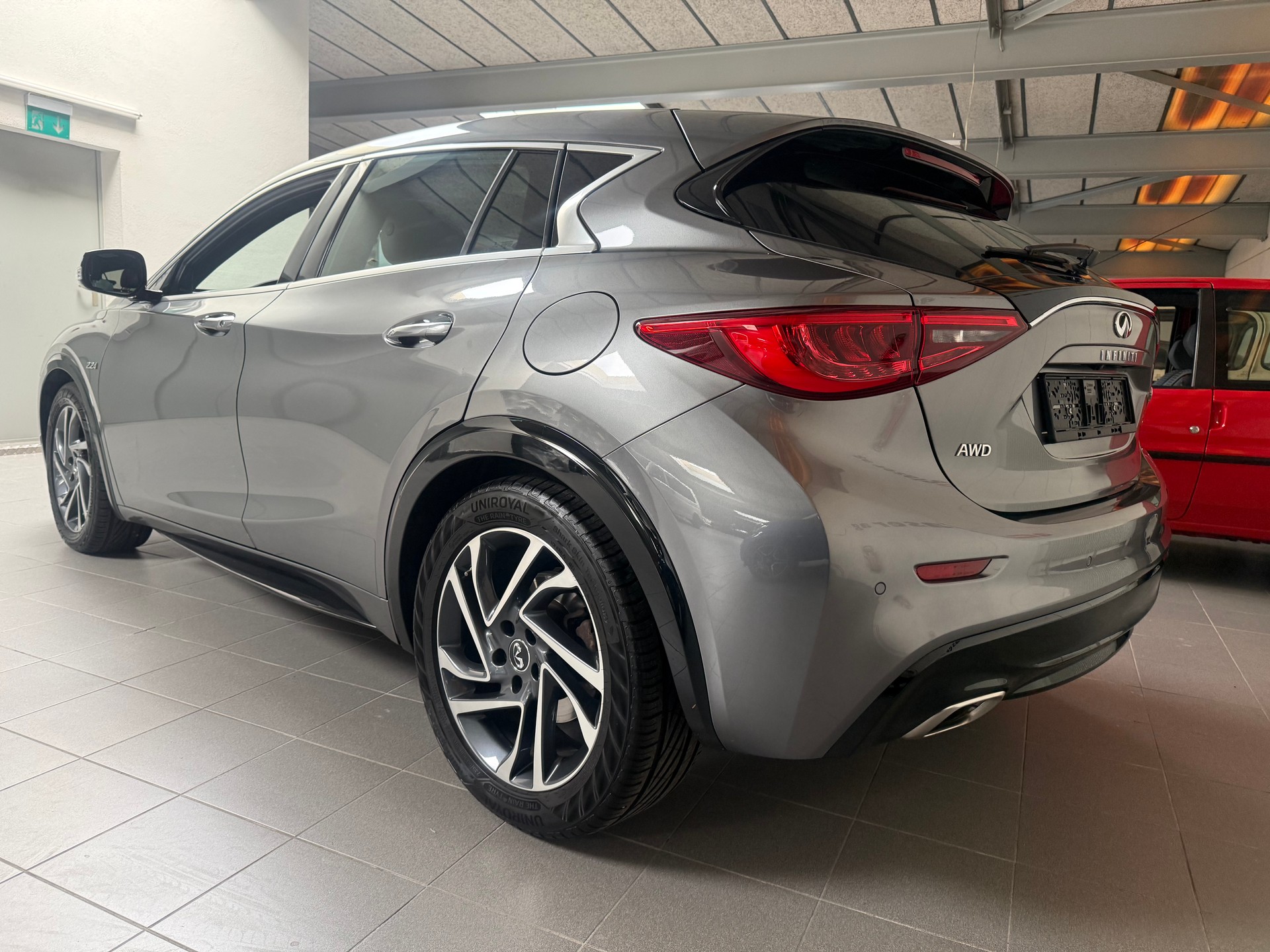 INFINITI Q30 2.2d Premium AWD DCT-image-9