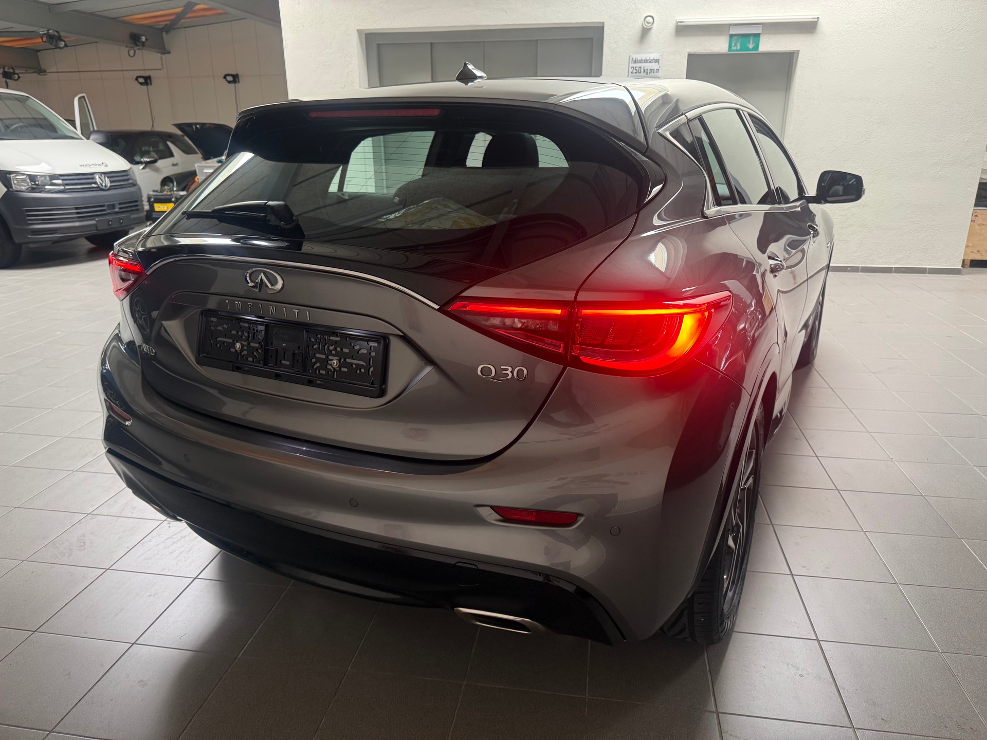 INFINITI Q30 2.2d Premium AWD DCT-image-7