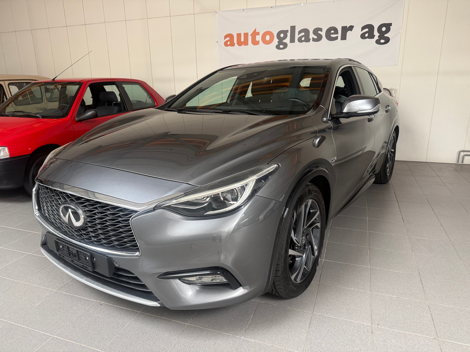 INFINITI Q30 2.2d Premium AWD DCT-image-2