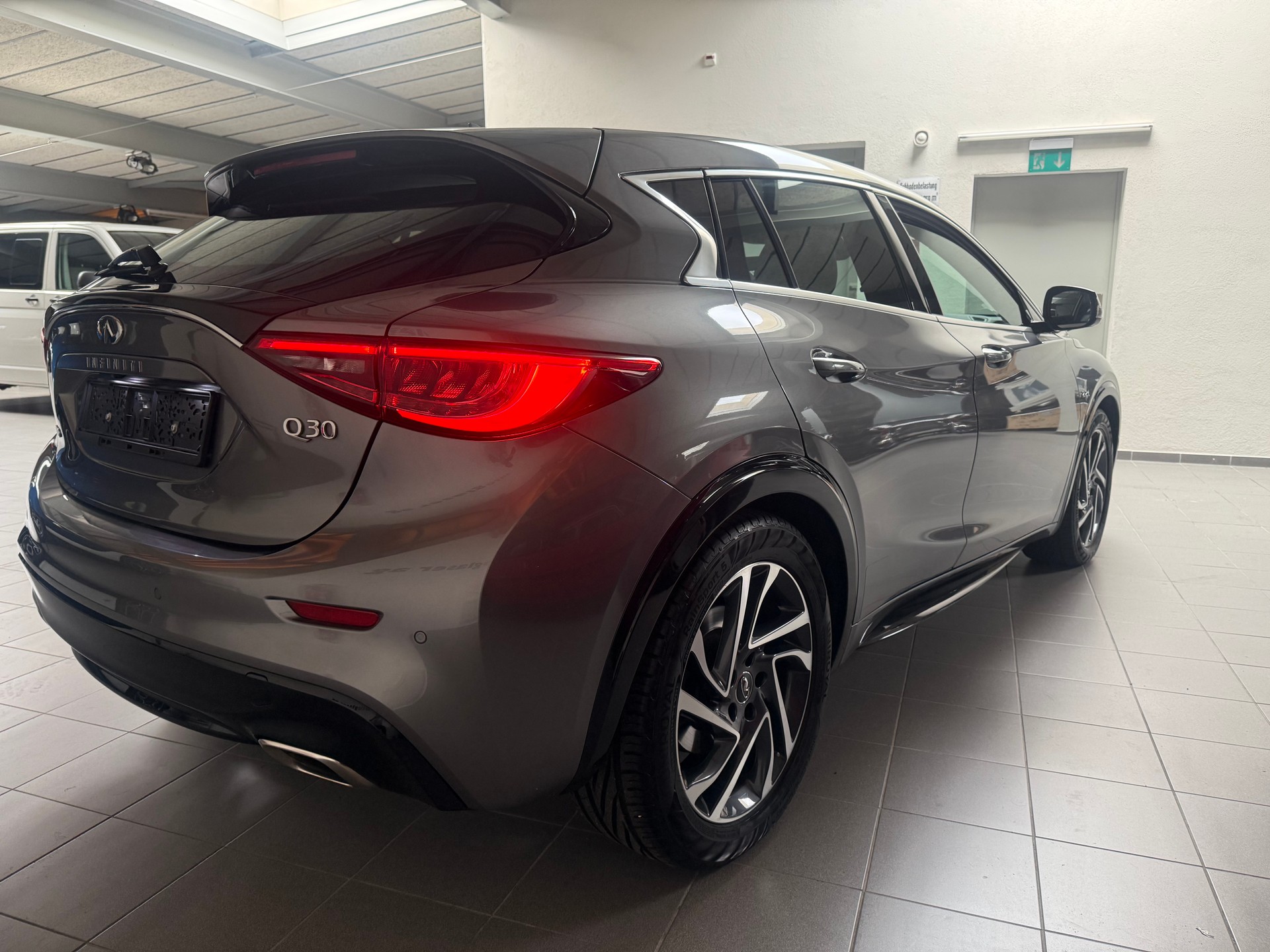 INFINITI Q30 2.2d Premium AWD DCT-image-8