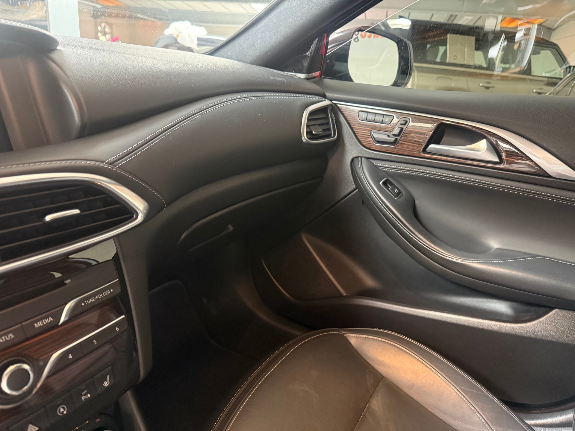 INFINITI Q30 2.2d Premium AWD DCT-image-13