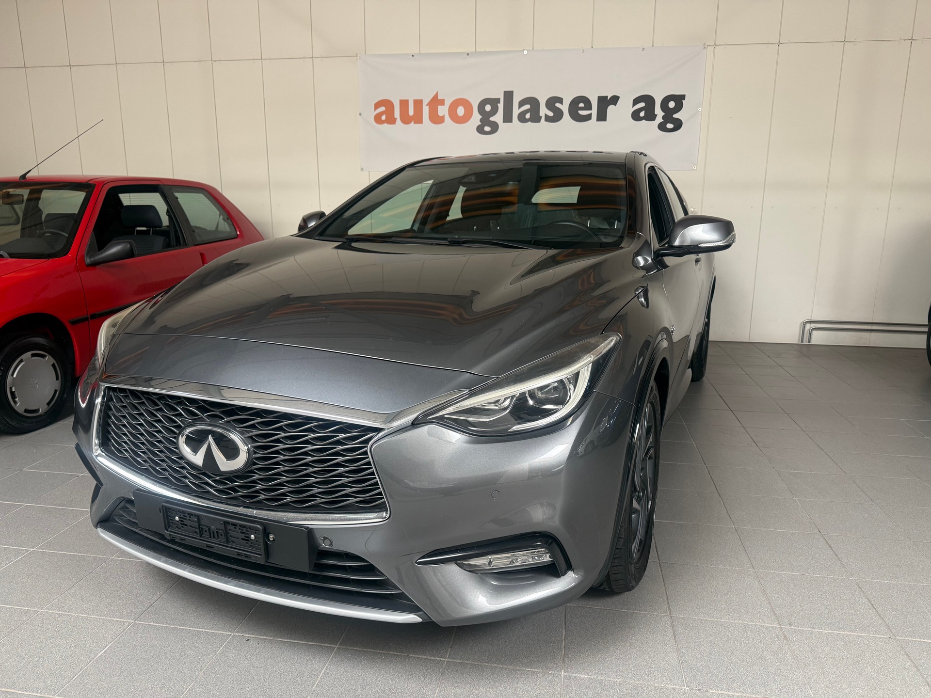 INFINITI Q30 2.2d Premium AWD DCT-image-1