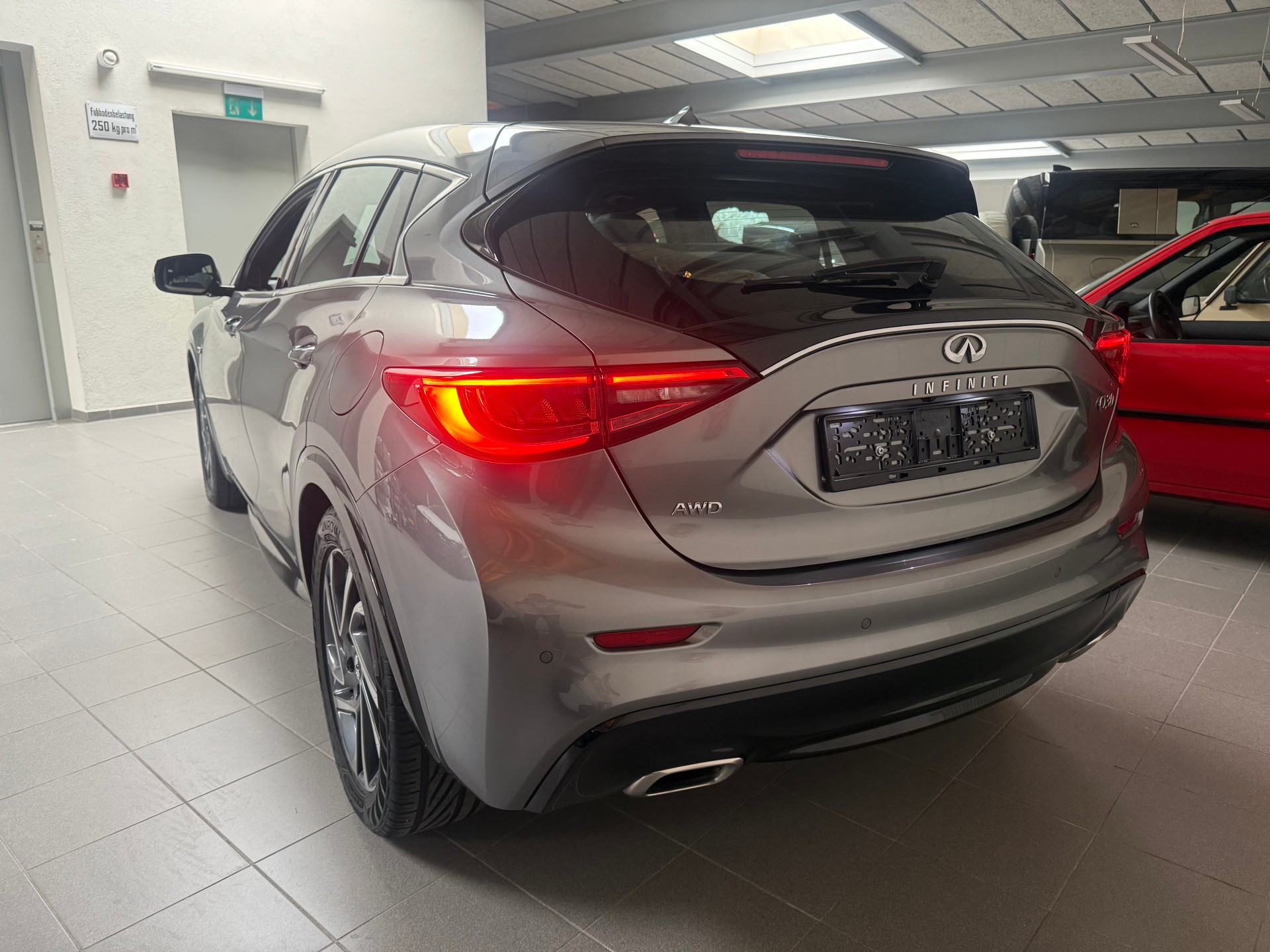 INFINITI Q30 2.2d Premium AWD DCT-image-5