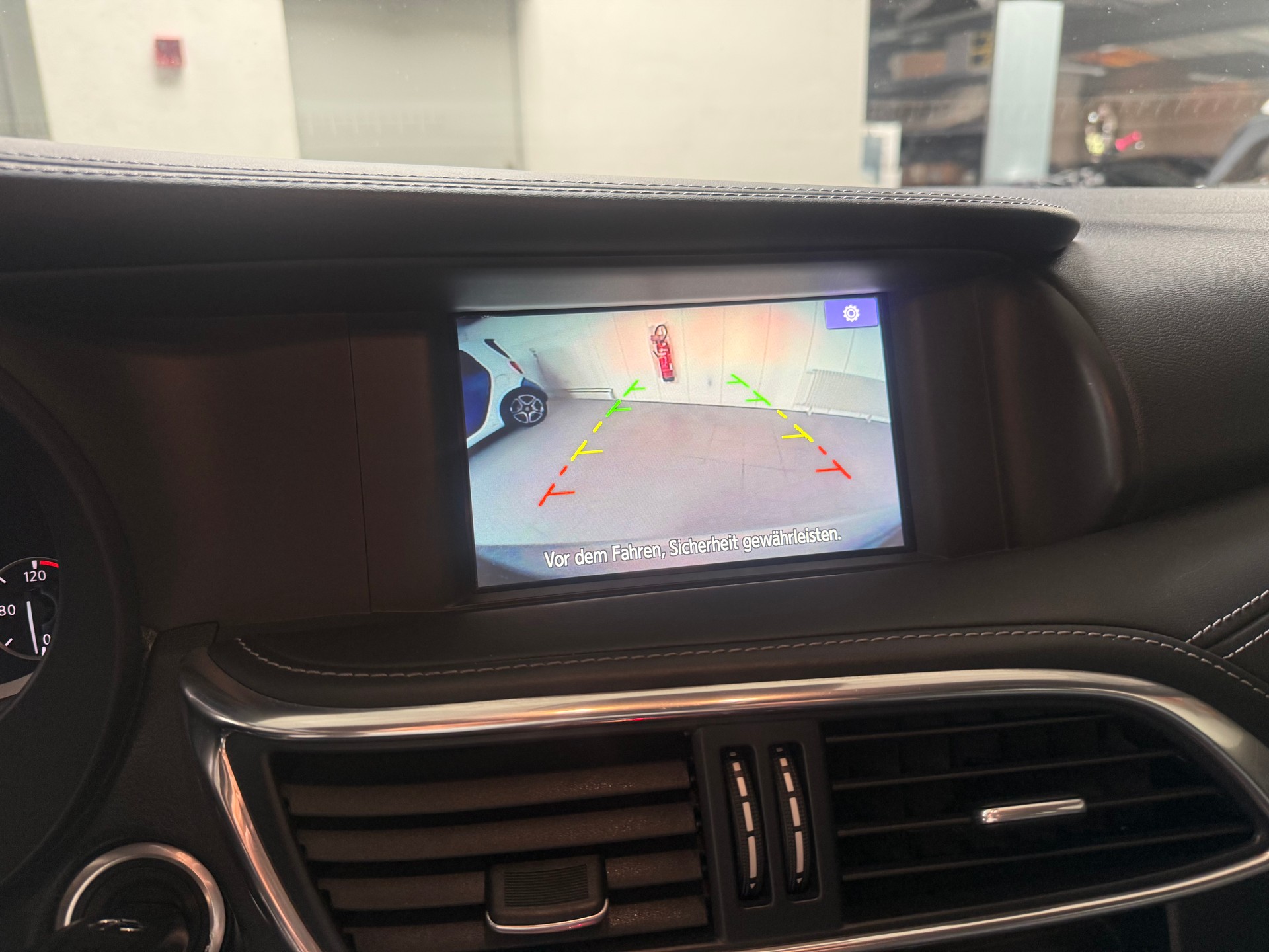 INFINITI Q30 2.2d Premium AWD DCT-image-16
