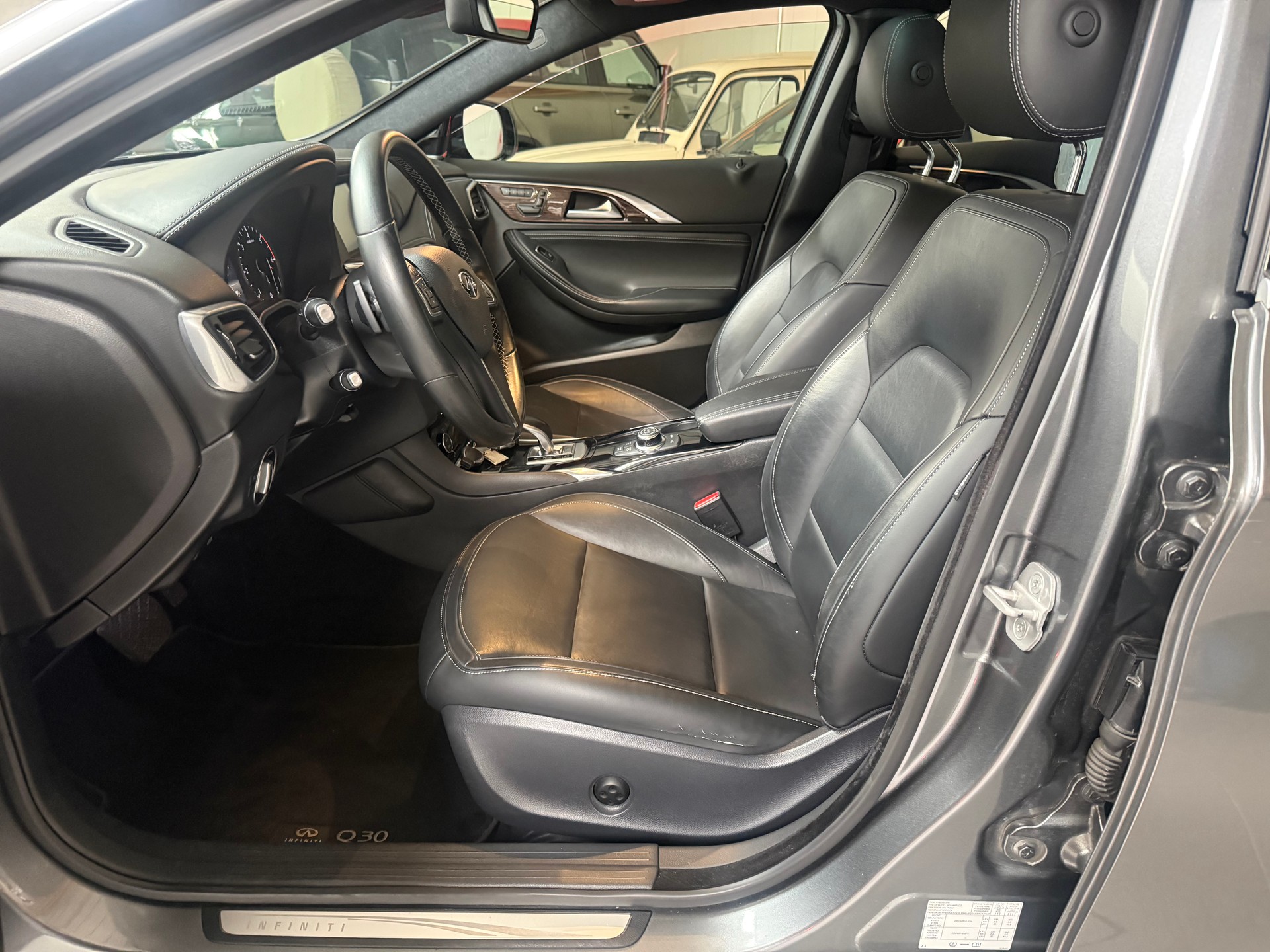 INFINITI Q30 2.2d Premium AWD DCT-image-11