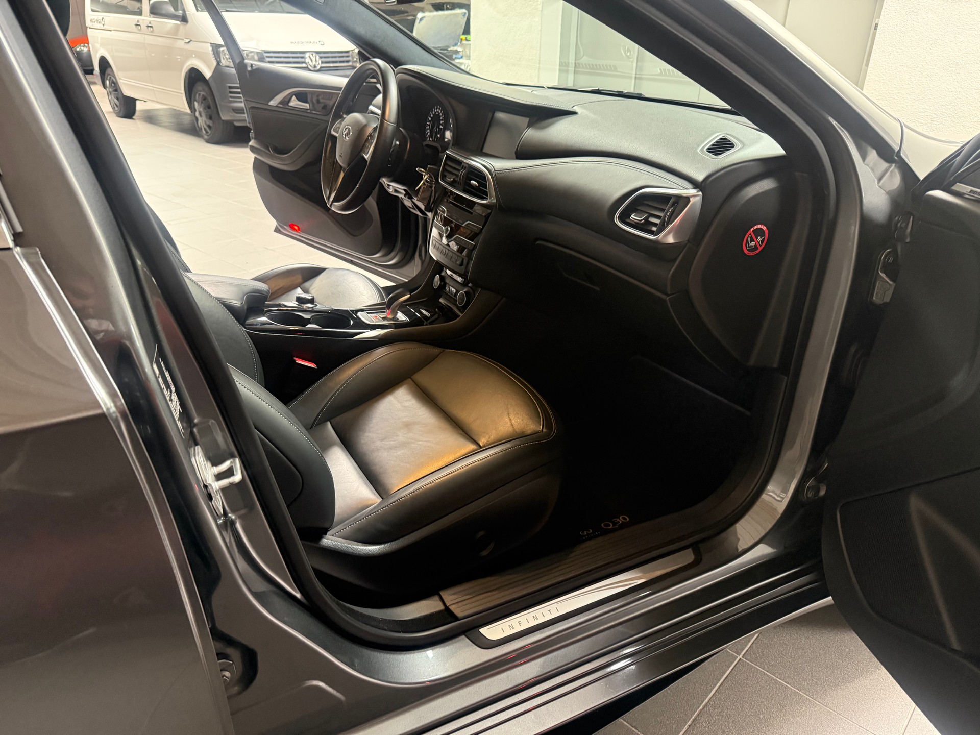 INFINITI Q30 2.2d Premium AWD DCT-image-17