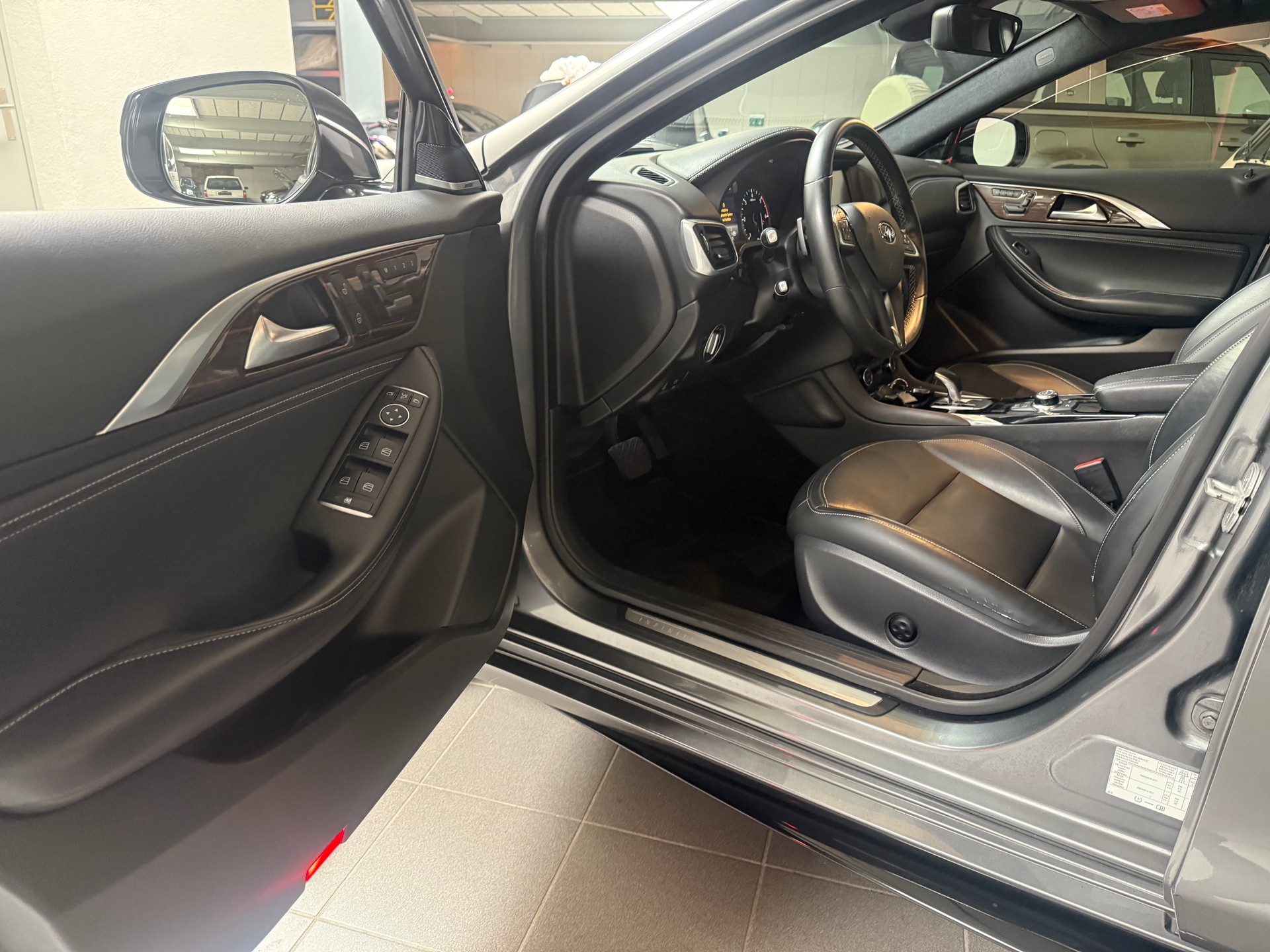 INFINITI Q30 2.2d Premium AWD DCT-image-12