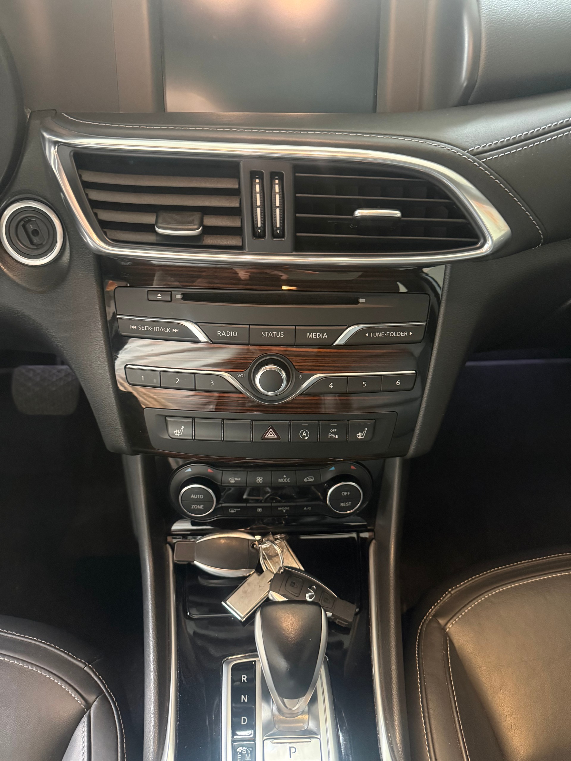 INFINITI Q30 2.2d Premium AWD DCT-image-14