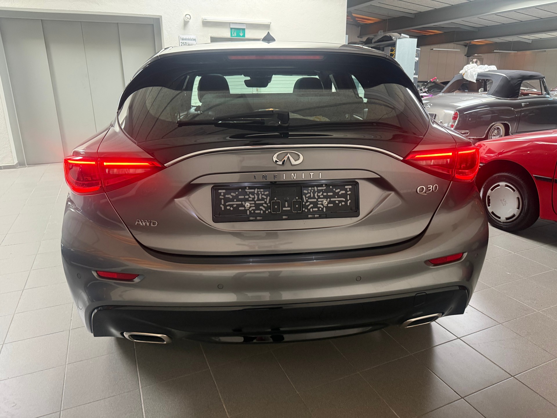 INFINITI Q30 2.2d Premium AWD DCT-image-6