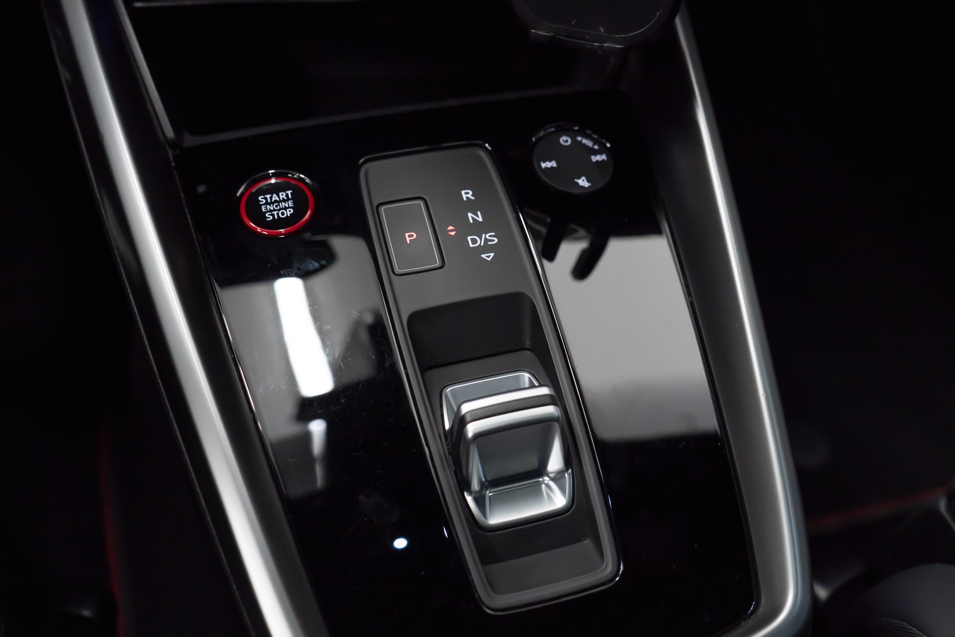AUDI S3 Sportback 2.0 TFSI QUATTRO S-TRONIC / SEHR SCHÖNE OPTIK-image-25
