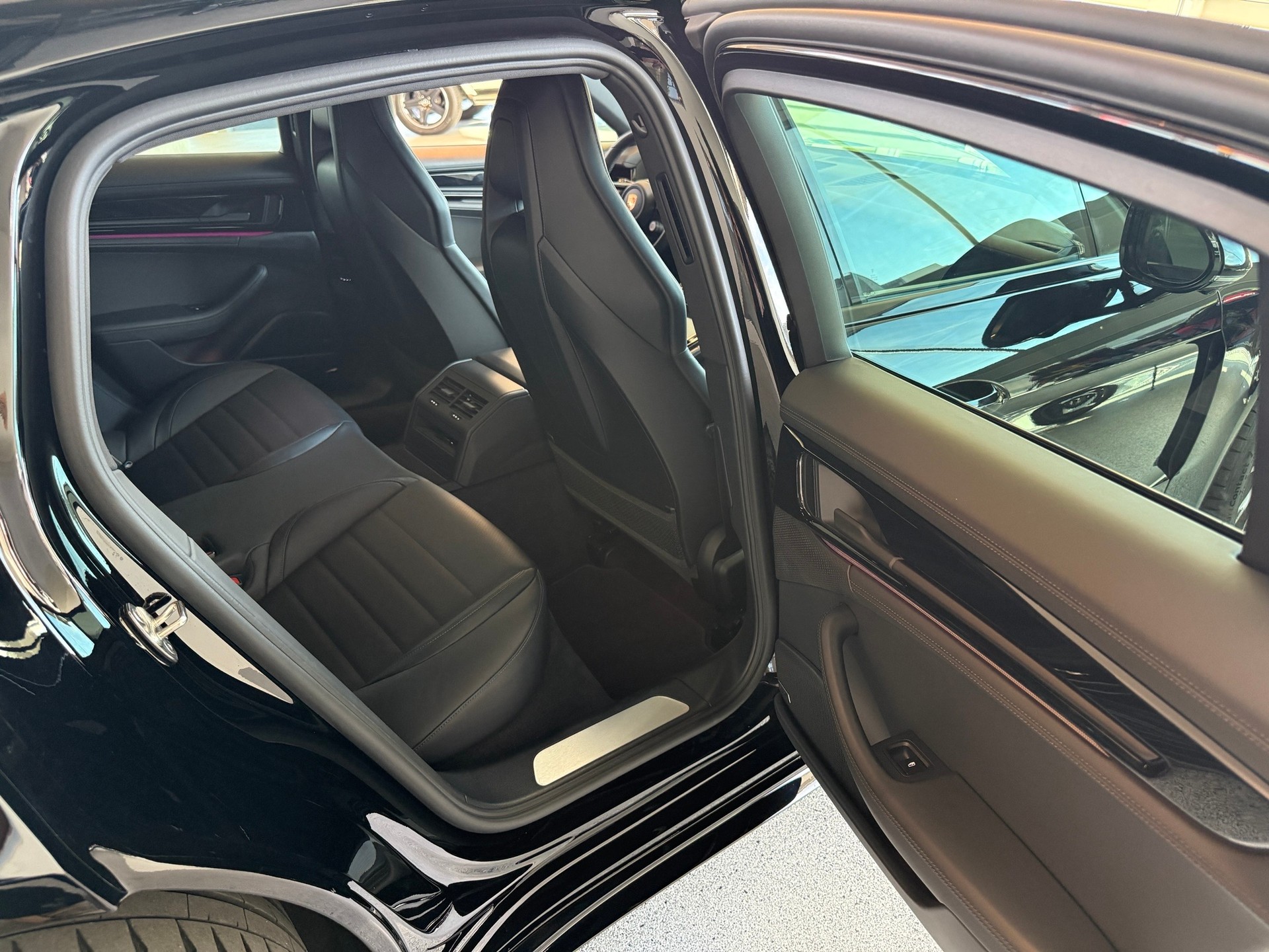 PORSCHE Panamera 4 PDK-image-12