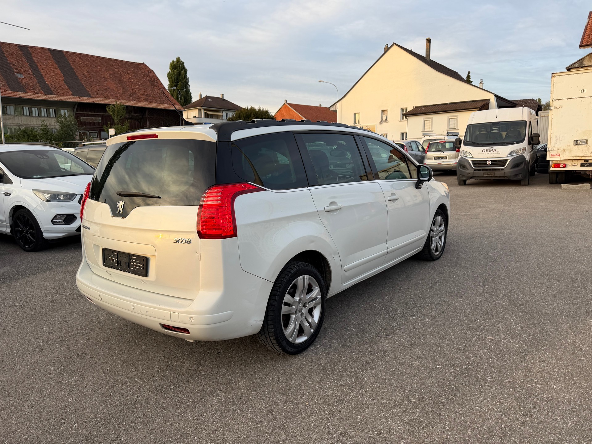 PEUGEOT 5008 1.6 16V T Allure Automatic-image-5
