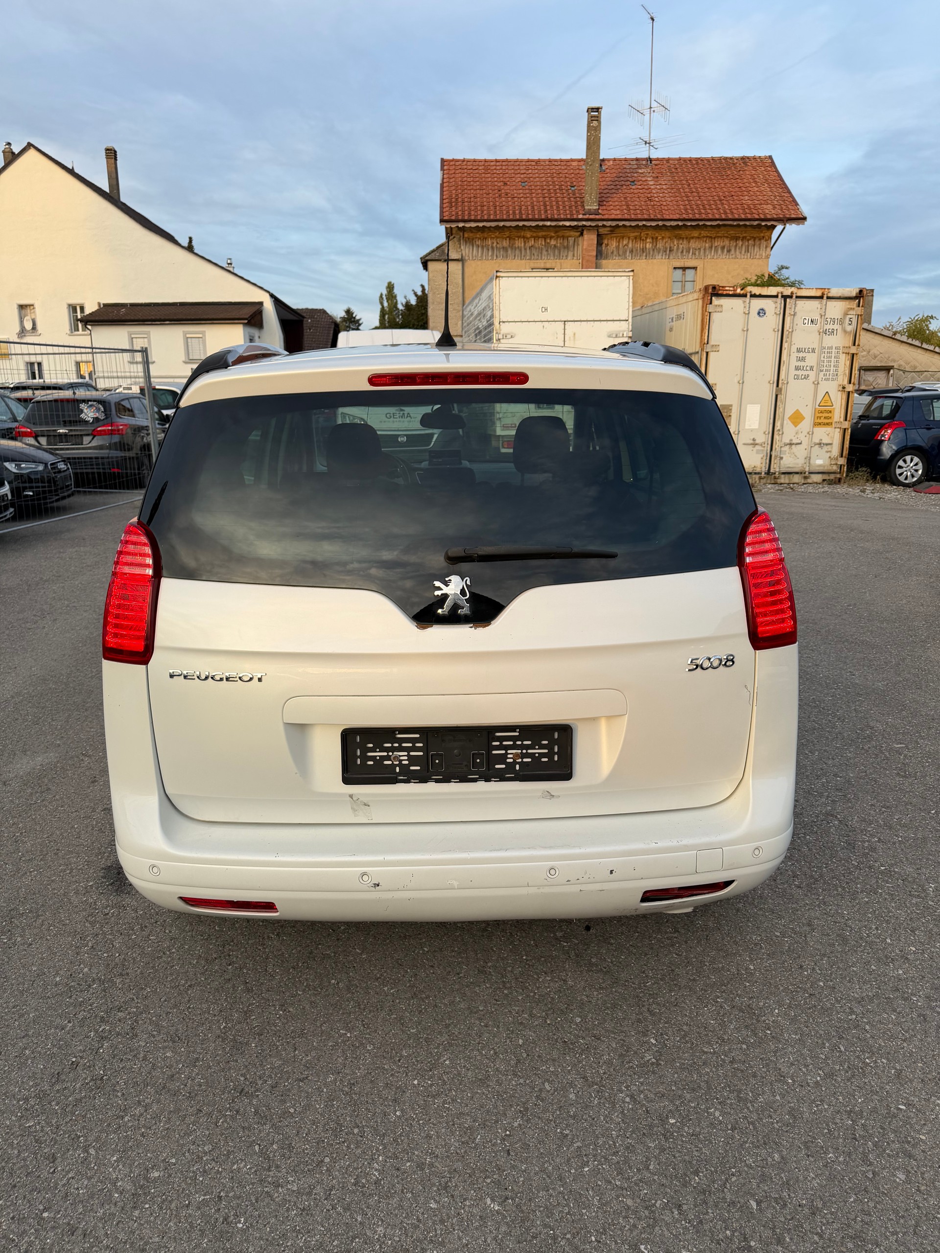 PEUGEOT 5008 1.6 16V T Allure Automatic-image-6