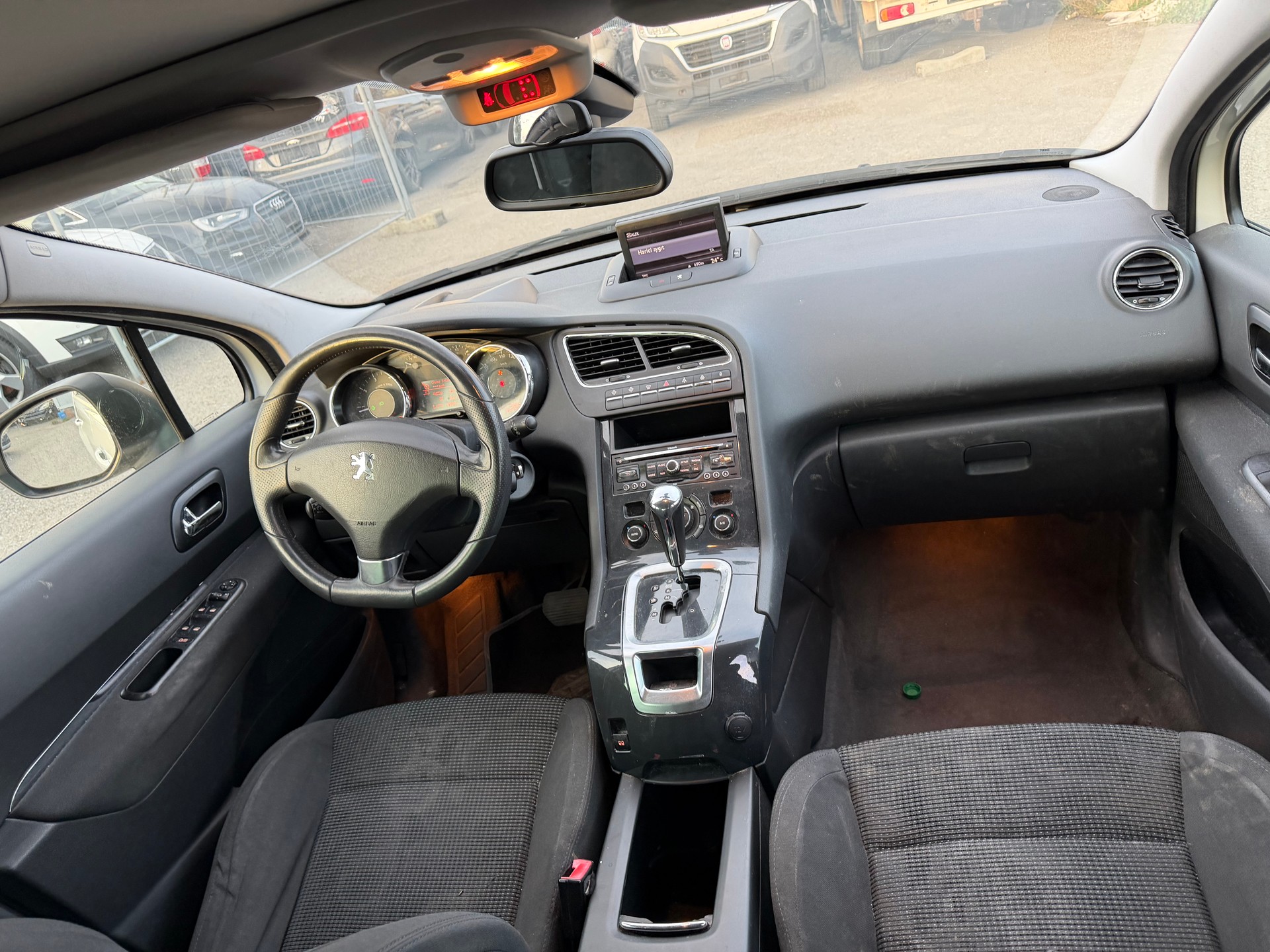 PEUGEOT 5008 1.6 16V T Allure Automatic-image-8