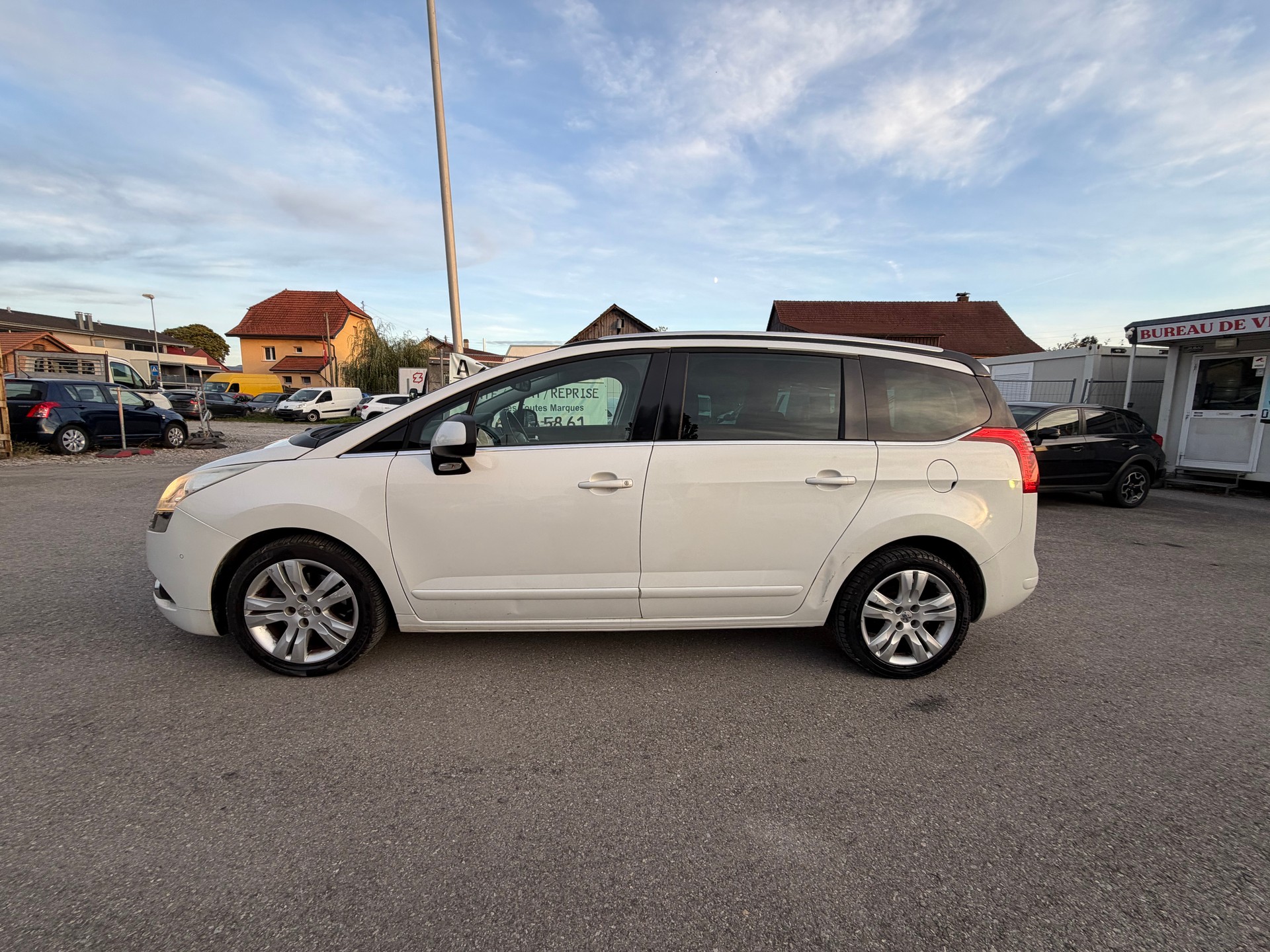 PEUGEOT 5008 1.6 16V T Allure Automatic-image-2