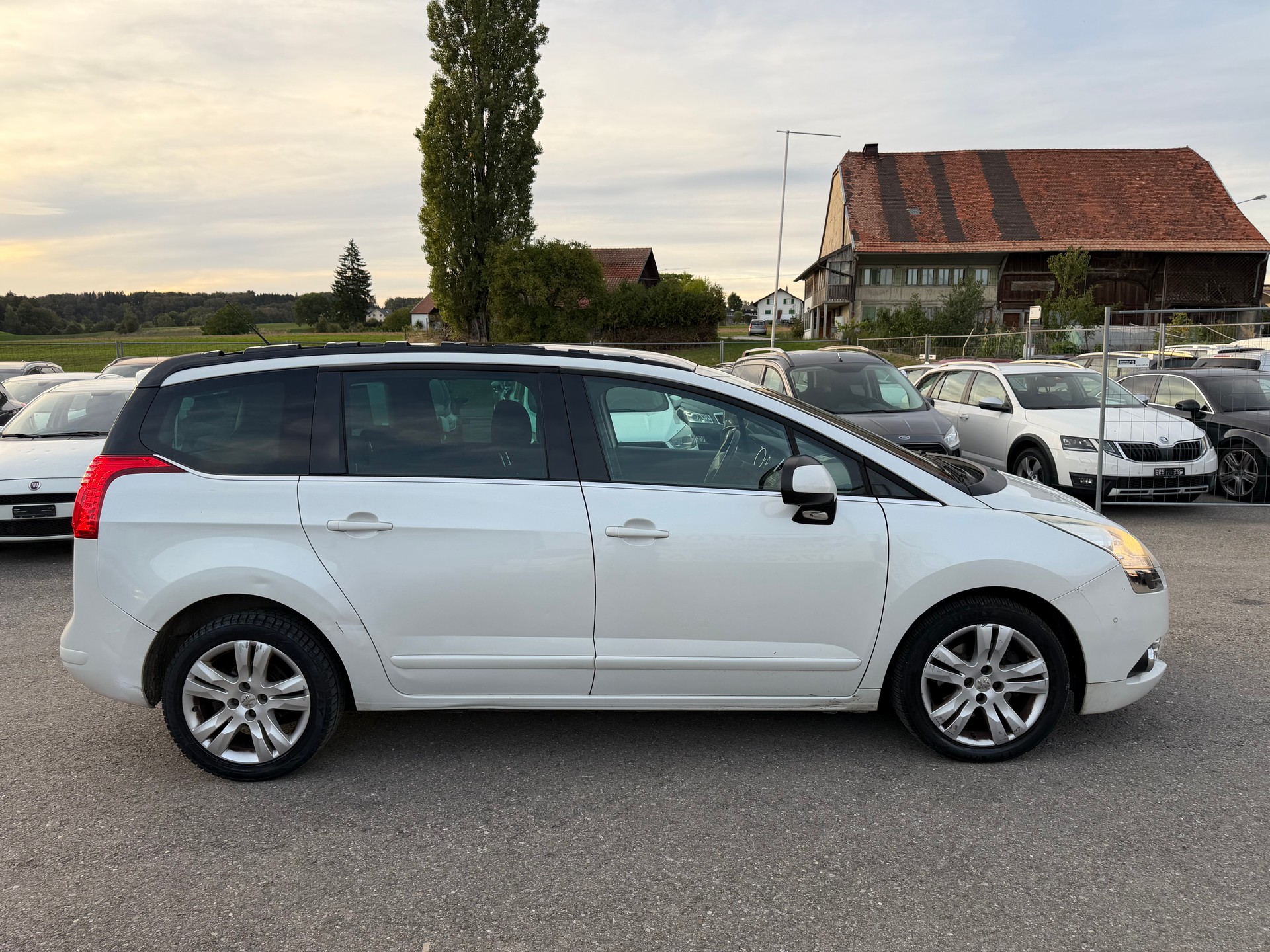 PEUGEOT 5008 1.6 16V T Allure Automatic-image-3