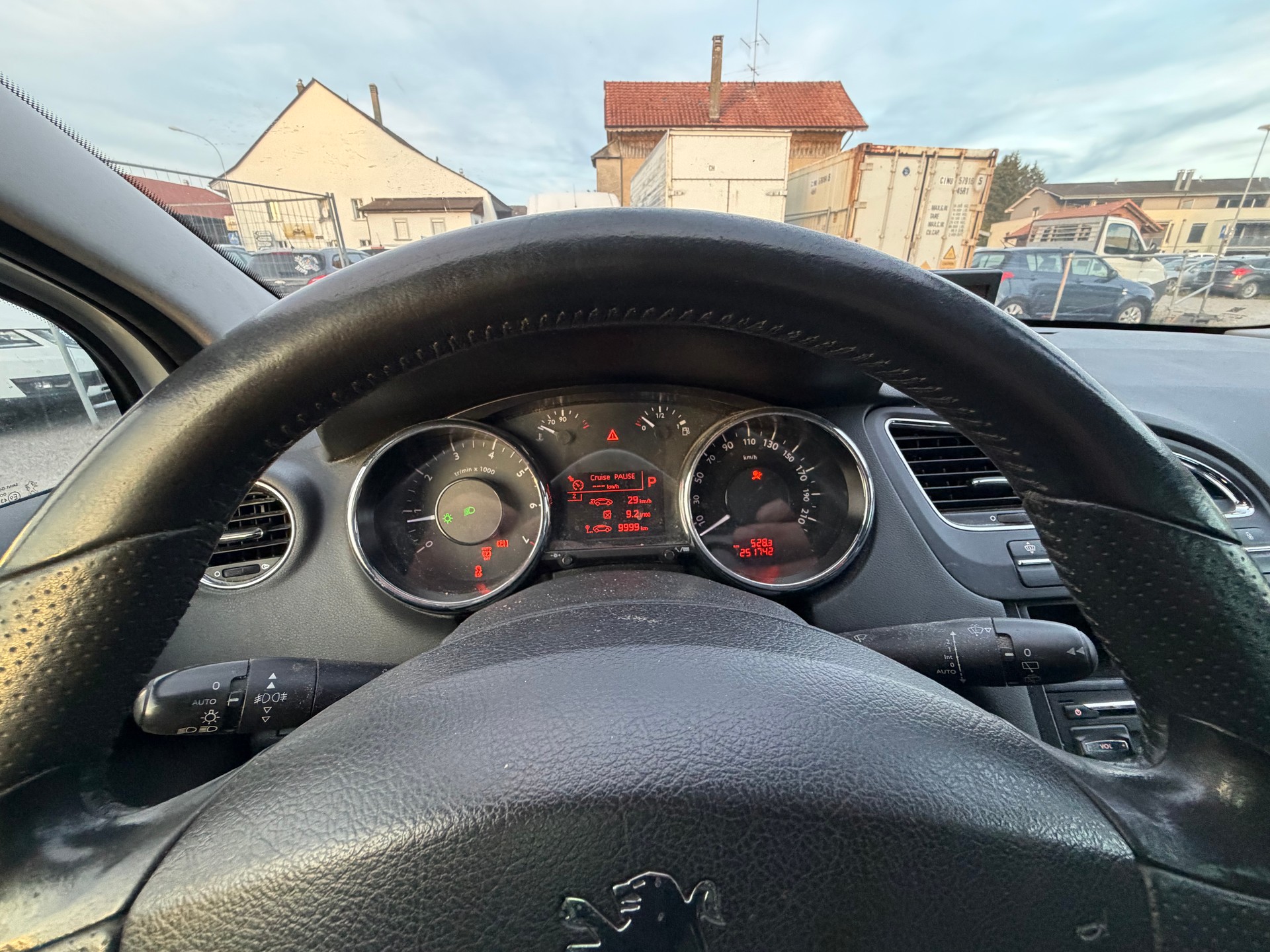 PEUGEOT 5008 1.6 16V T Allure Automatic-image-9
