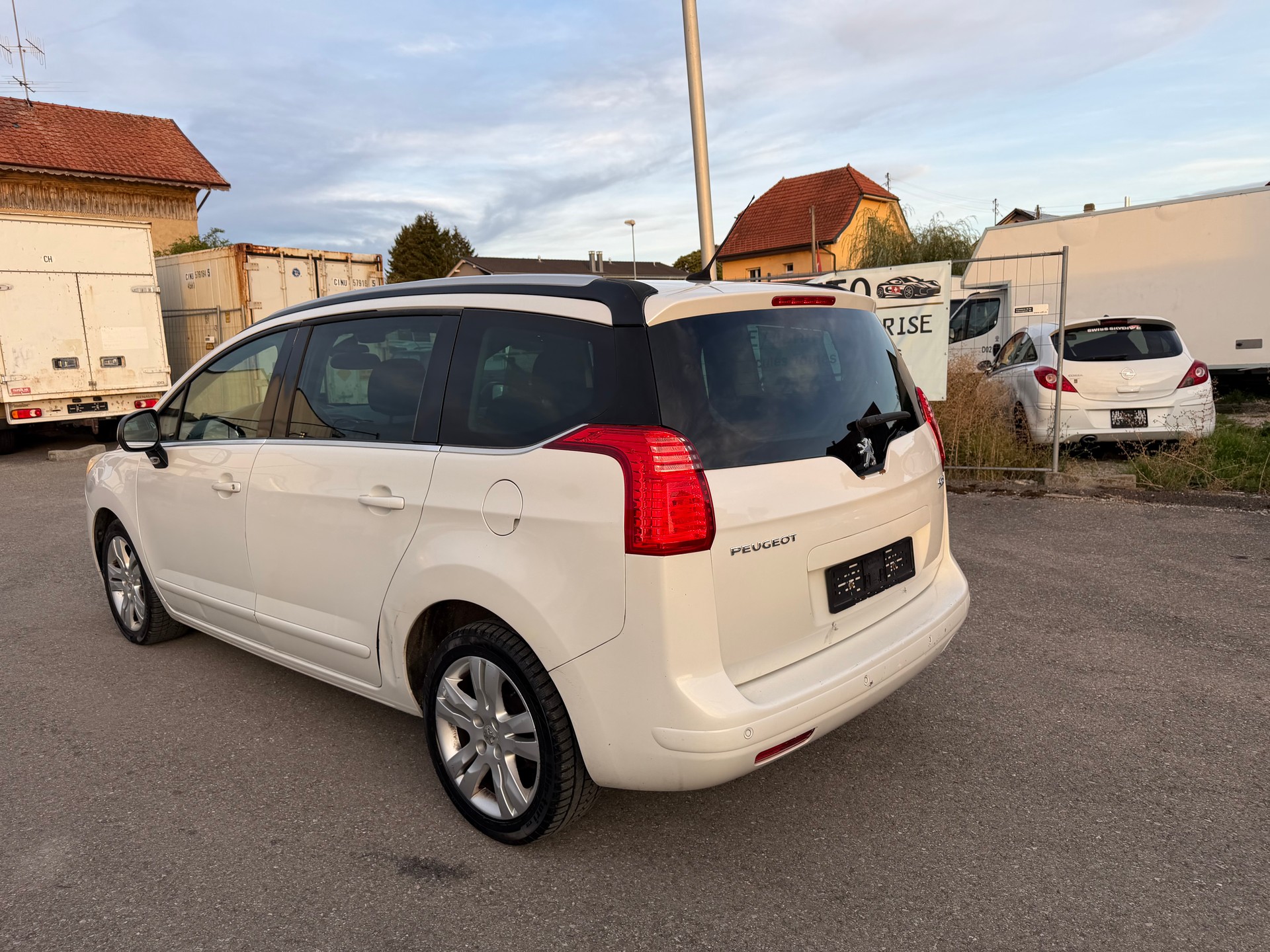 PEUGEOT 5008 1.6 16V T Allure Automatic-image-4