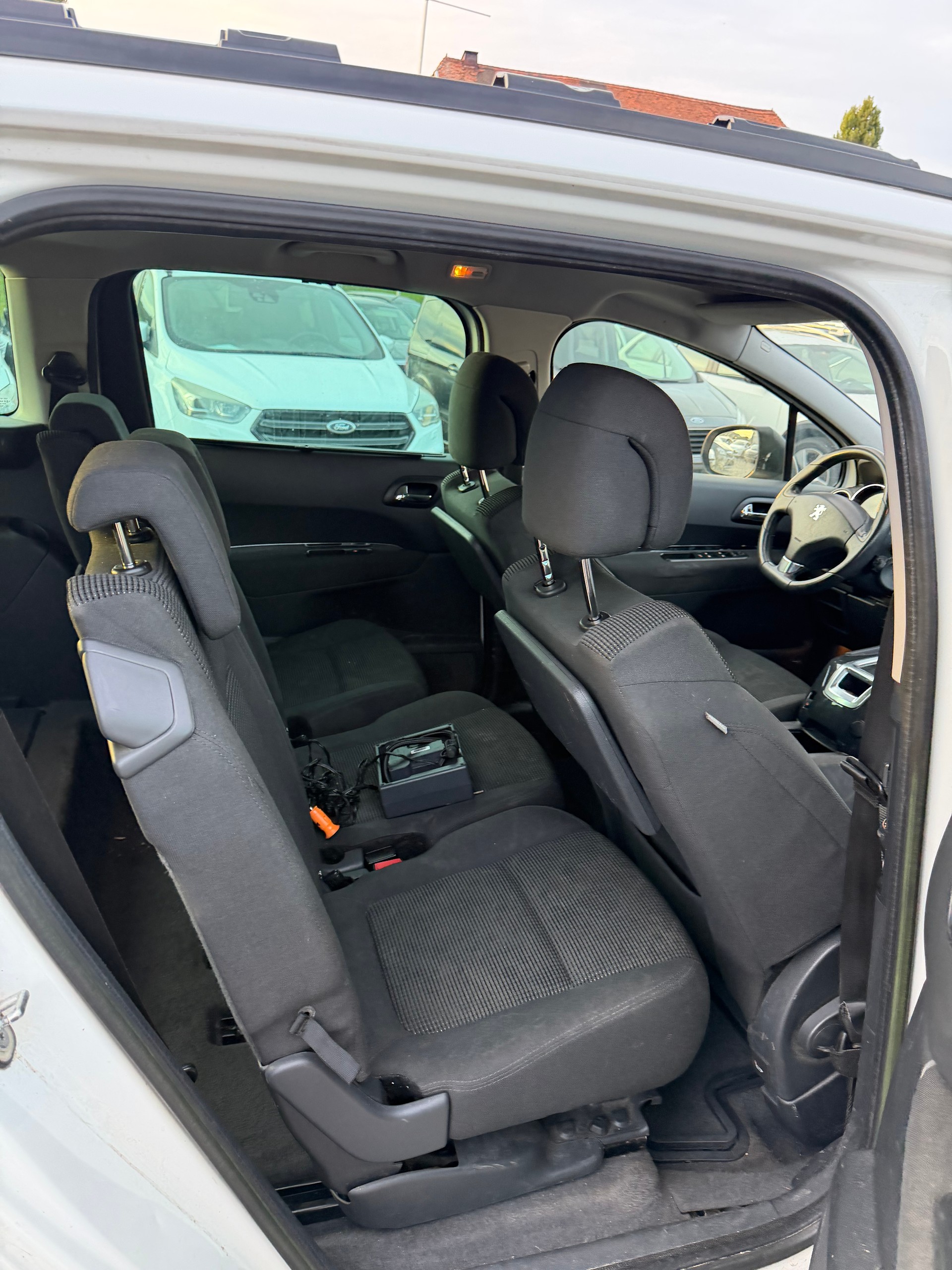 PEUGEOT 5008 1.6 16V T Allure Automatic-image-7