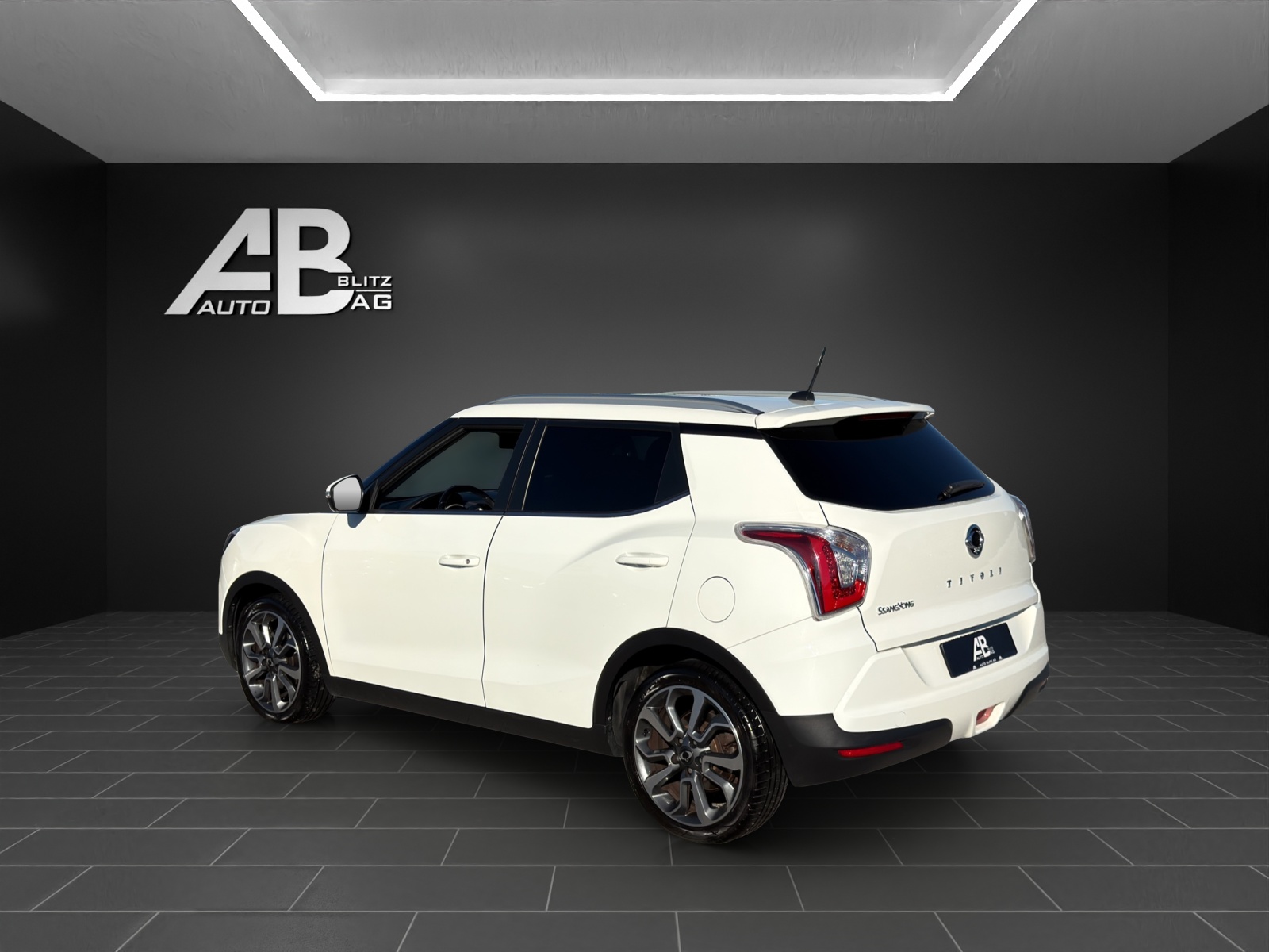 KGM-SsangYong Tivoli 1.6 e-XGi Quartz 4WD Automatic-image-2