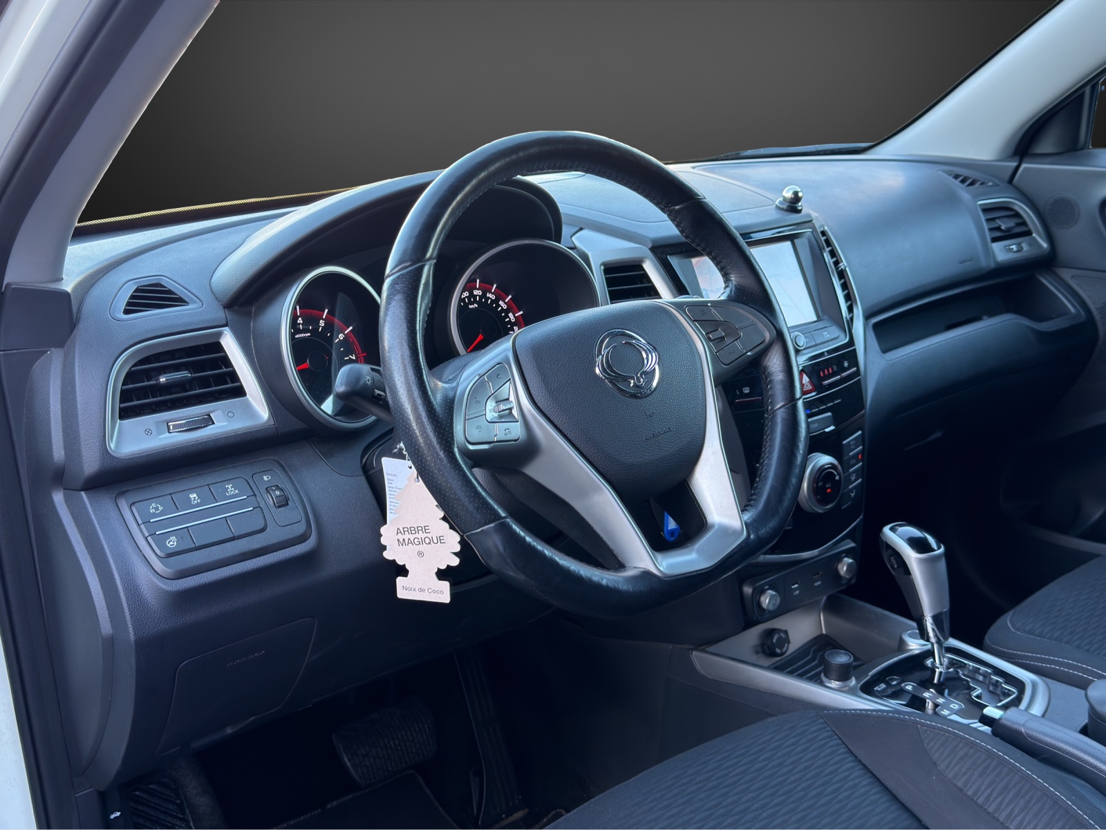 KGM-SsangYong Tivoli 1.6 e-XGi Quartz 4WD Automatic-image-7