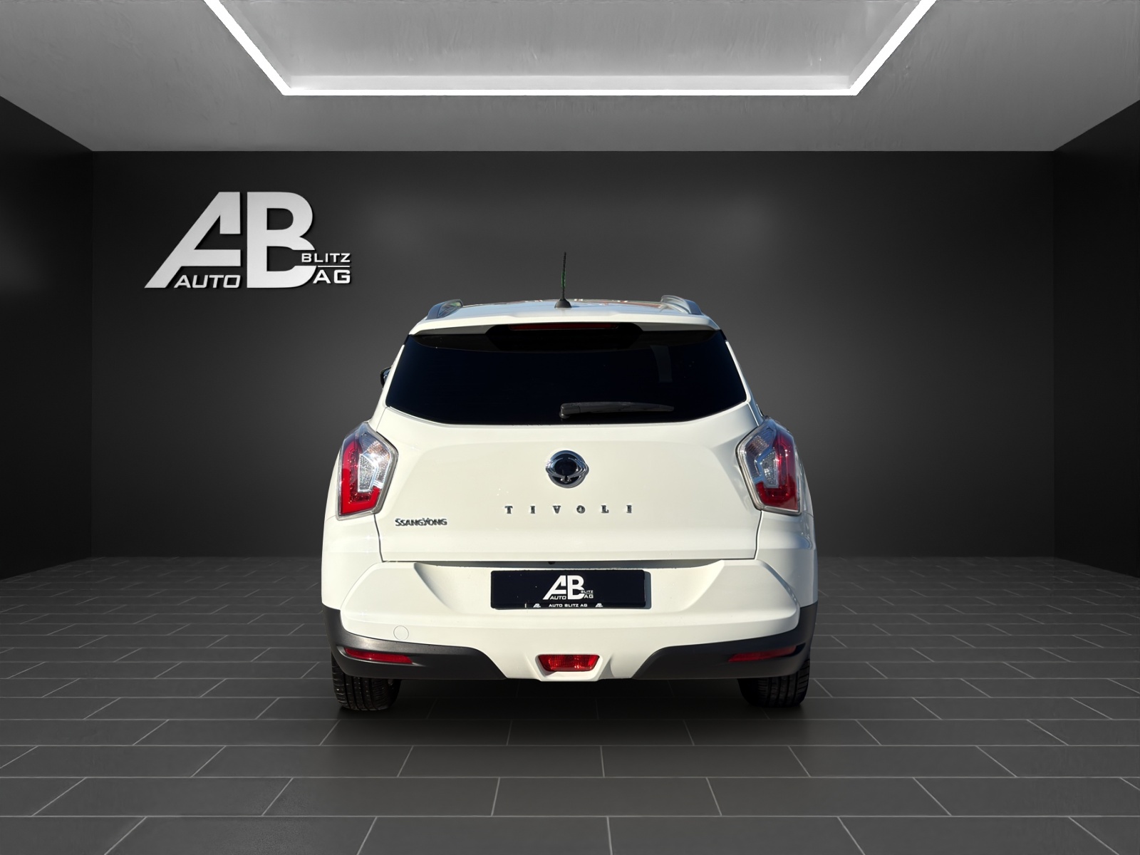 KGM-SsangYong Tivoli 1.6 e-XGi Quartz 4WD Automatic-image-3
