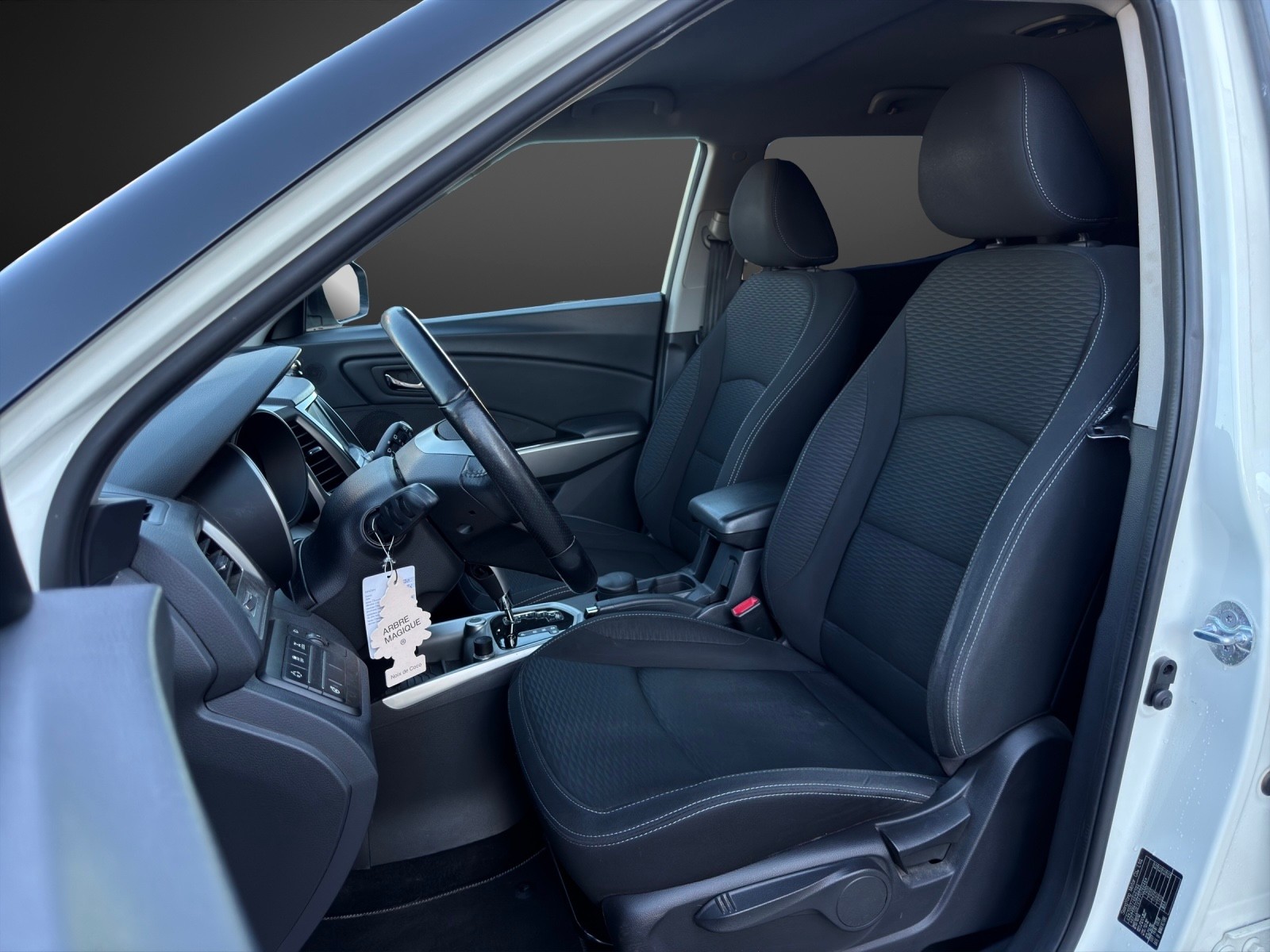 KGM-SsangYong Tivoli 1.6 e-XGi Quartz 4WD Automatic-image-6