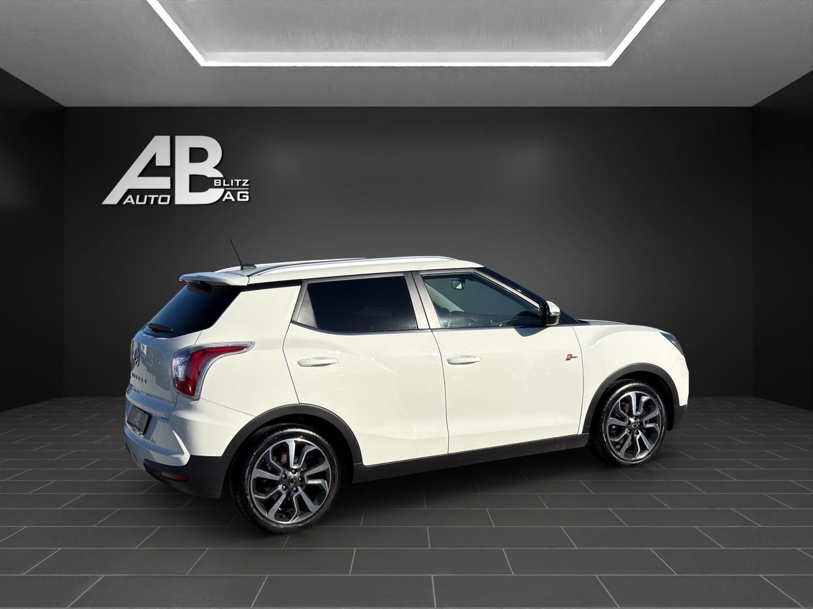 KGM-SsangYong Tivoli 1.6 e-XGi Quartz 4WD Automatic-image-4