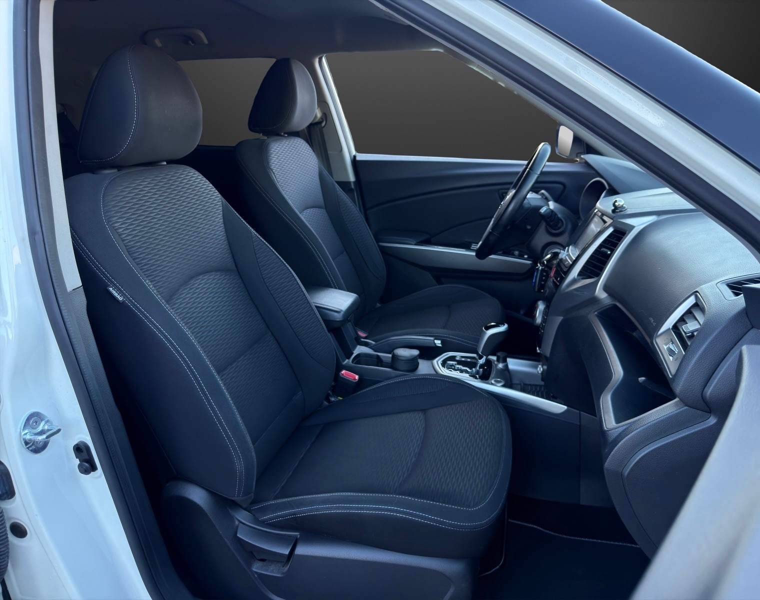 KGM-SsangYong Tivoli 1.6 e-XGi Quartz 4WD Automatic-image-8