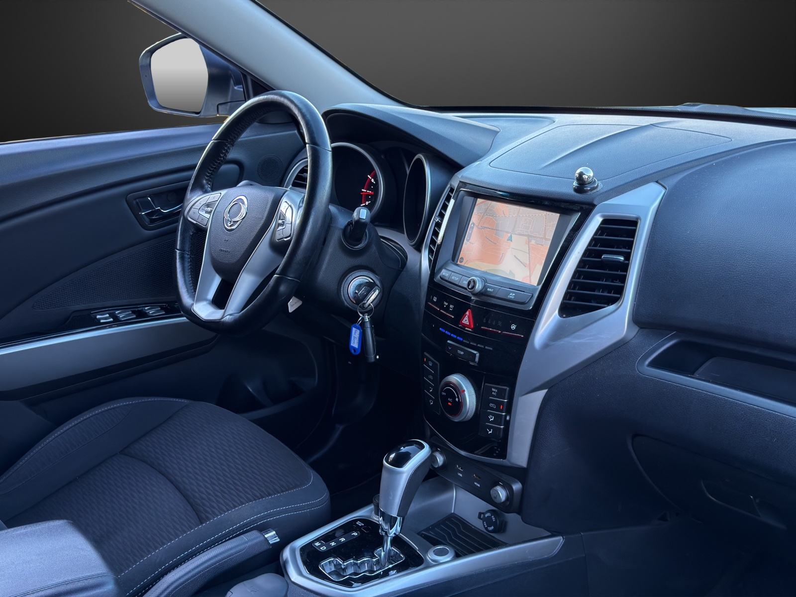 KGM-SsangYong Tivoli 1.6 e-XGi Quartz 4WD Automatic-image-9