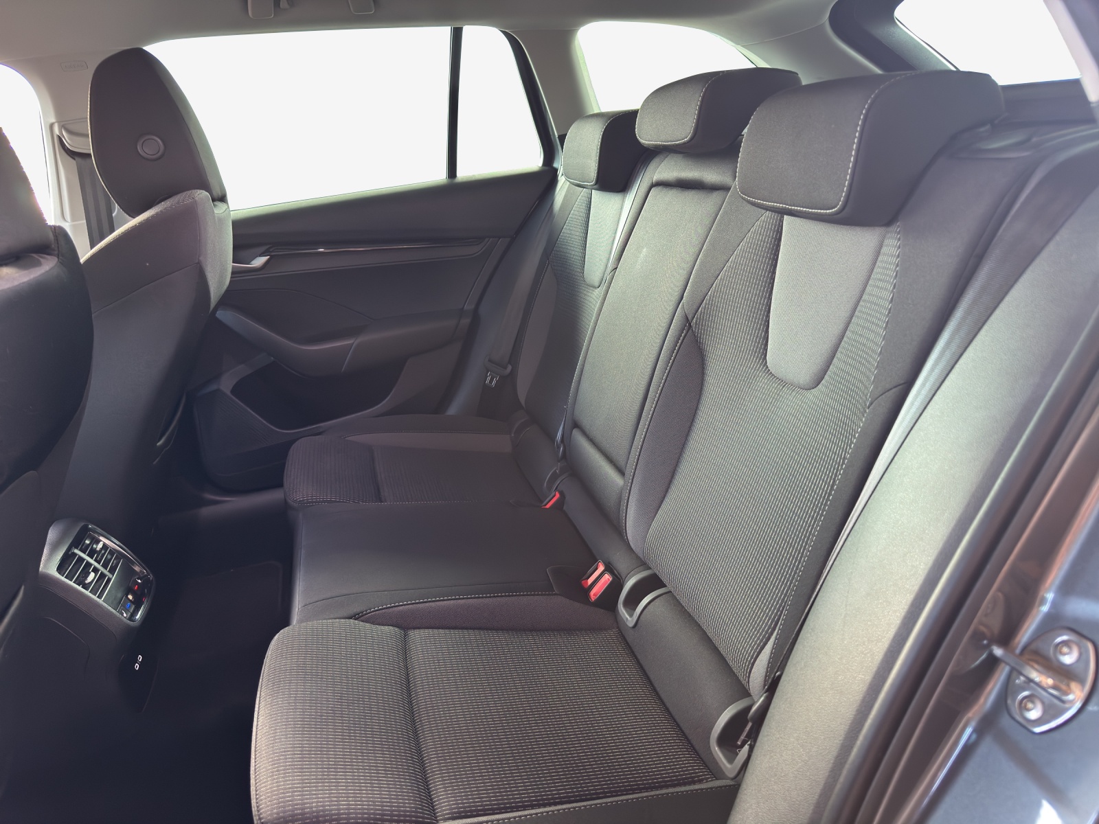 SKODA Octavia Combi 1.5 TSI mHEV DSG Dynamic-image-11
