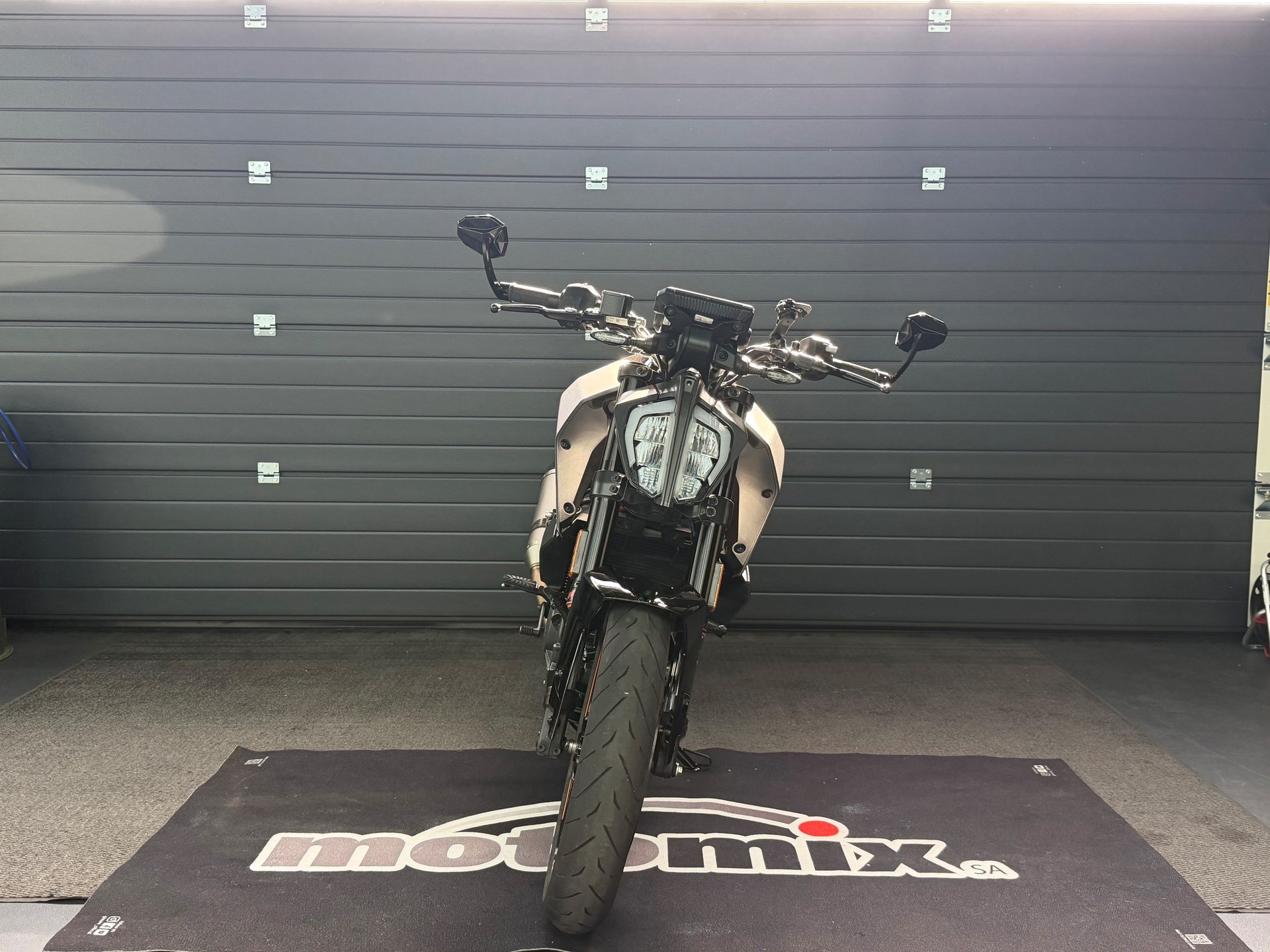 KTM 390 Duke-showroom-element-1
