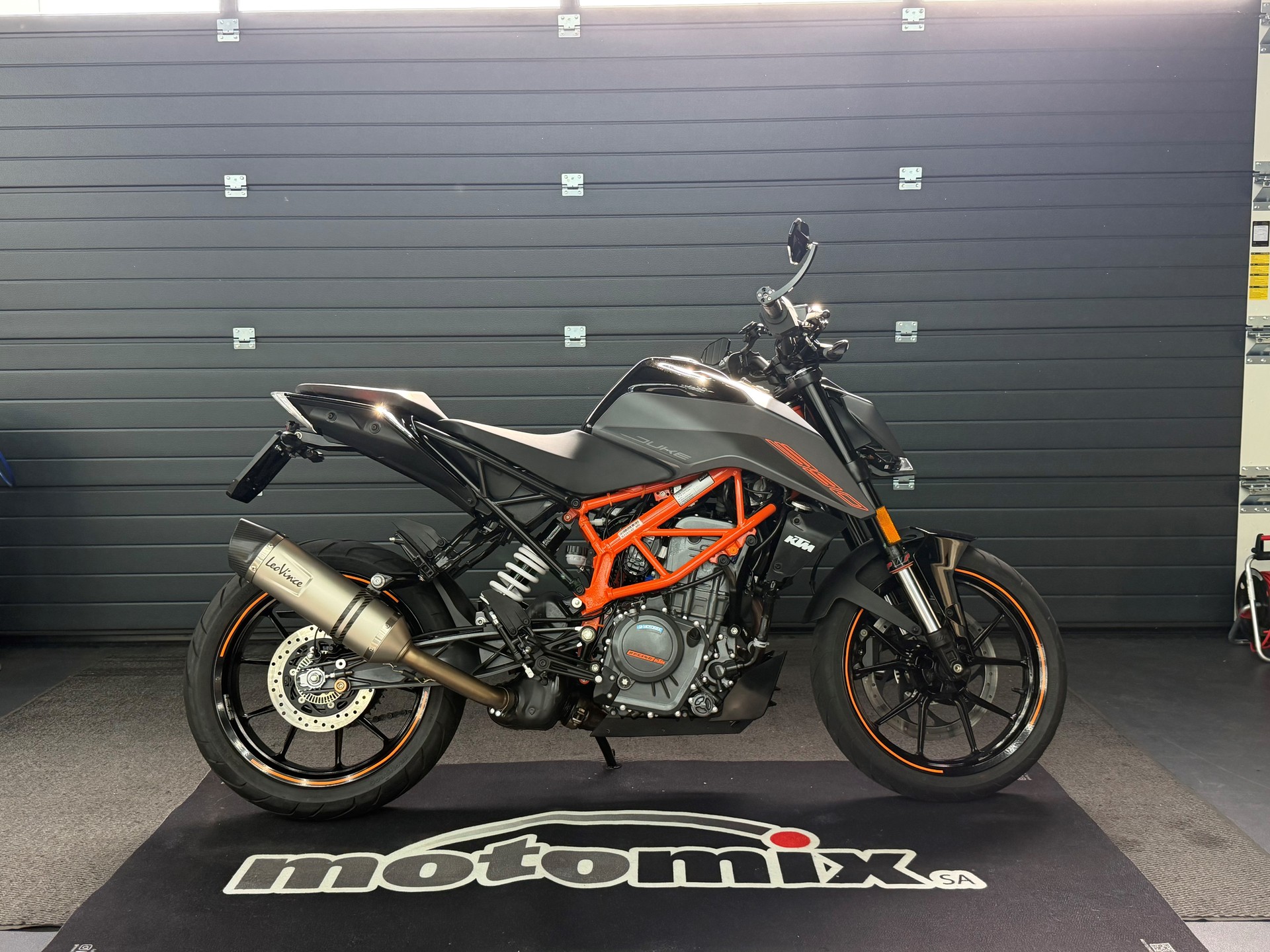 KTM 390 Duke-showroom-element-2