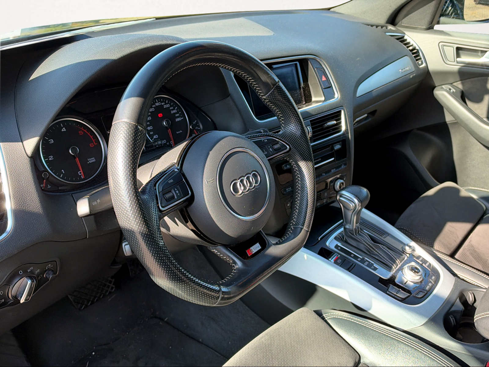 AUDI Q5 2.0 TDI quattro S-tronic-image-2
