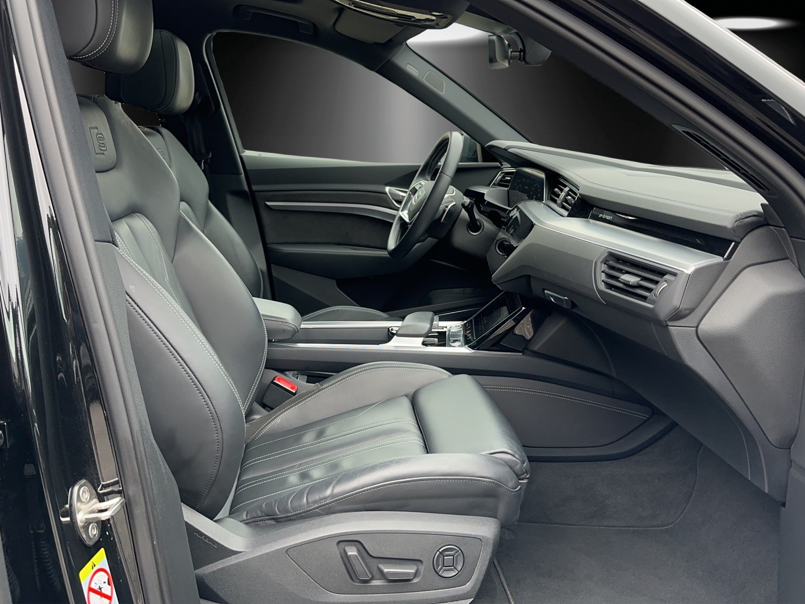 AUDI e-tron 55 Advanced quattro-image-8